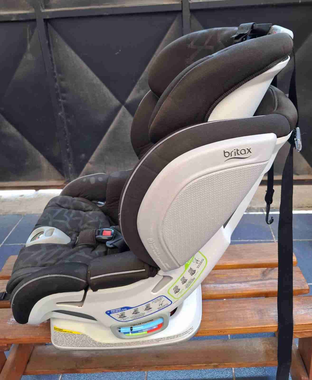 Silla de auto infantil negra - miniatura 2