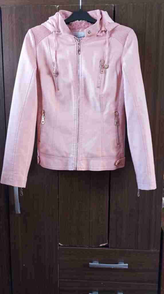Chaqueta rosada con capucha