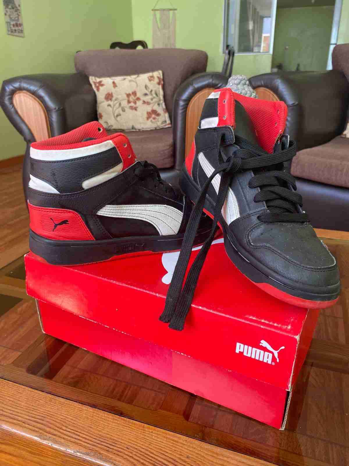 Zapatillas Puma negras y rojas
