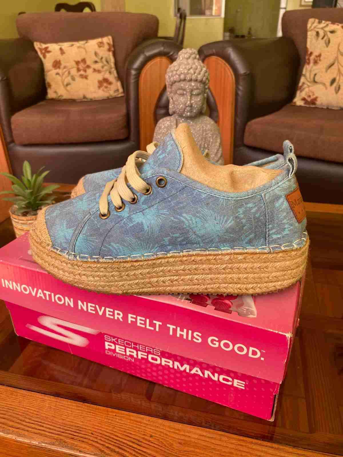 Zapatillas azules Skechers con plataforma