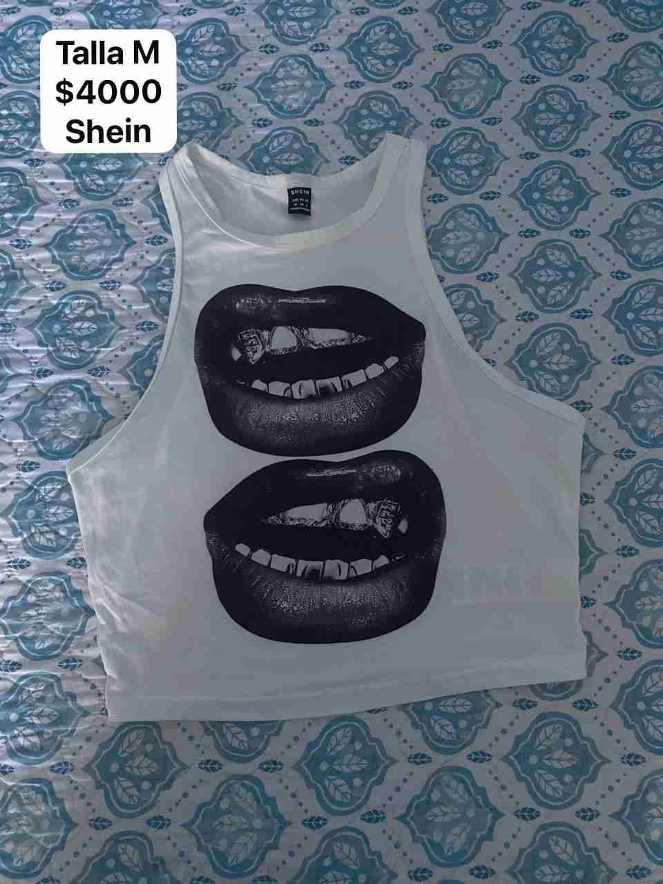 Polera blanca con estampado de labios