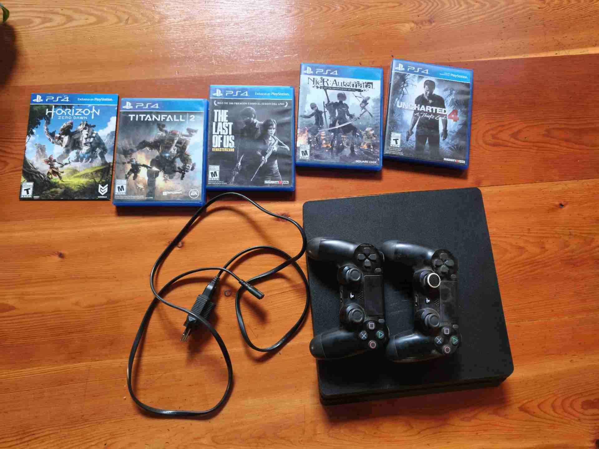 Consola PS4 Slim con 5 juegos y dos mandos