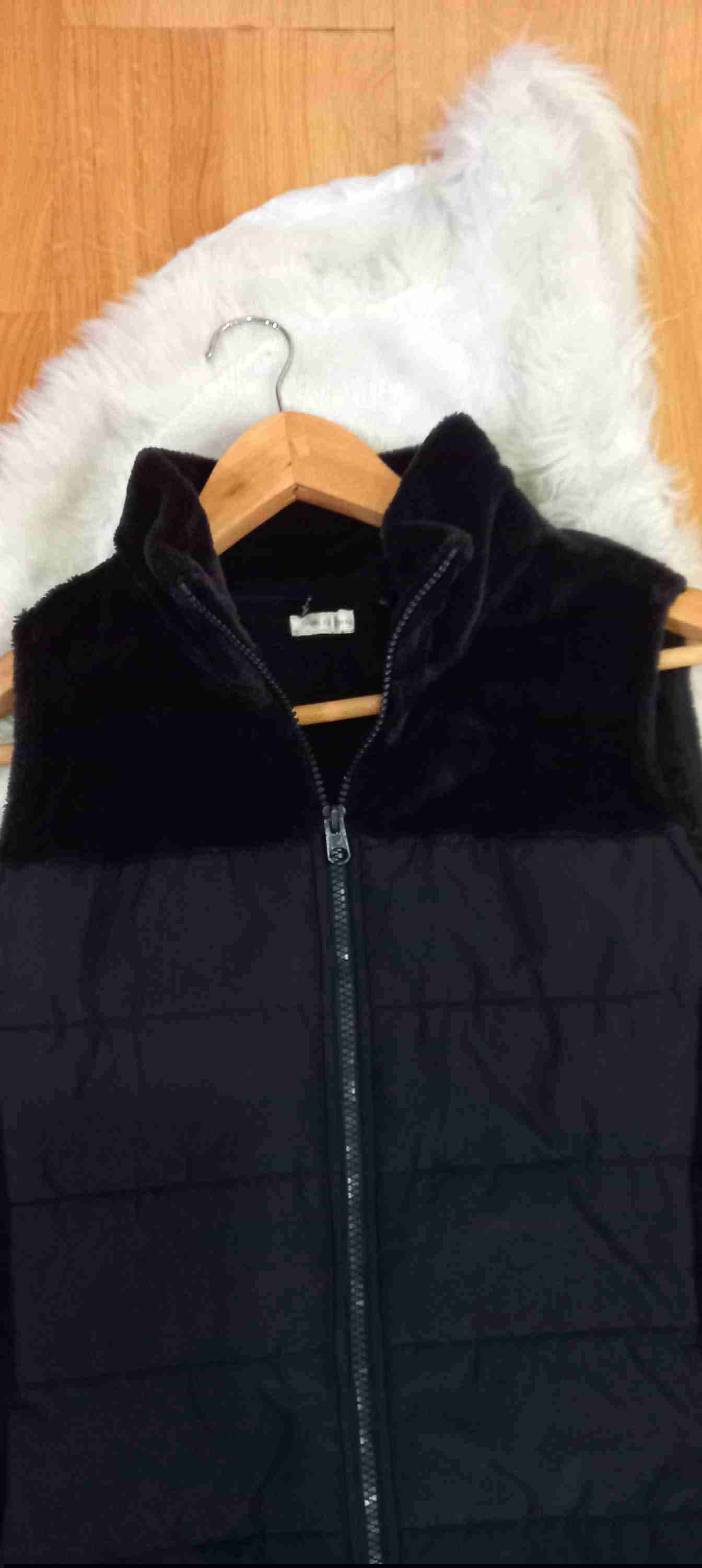 Chaqueta negra sin mangas - miniatura 2