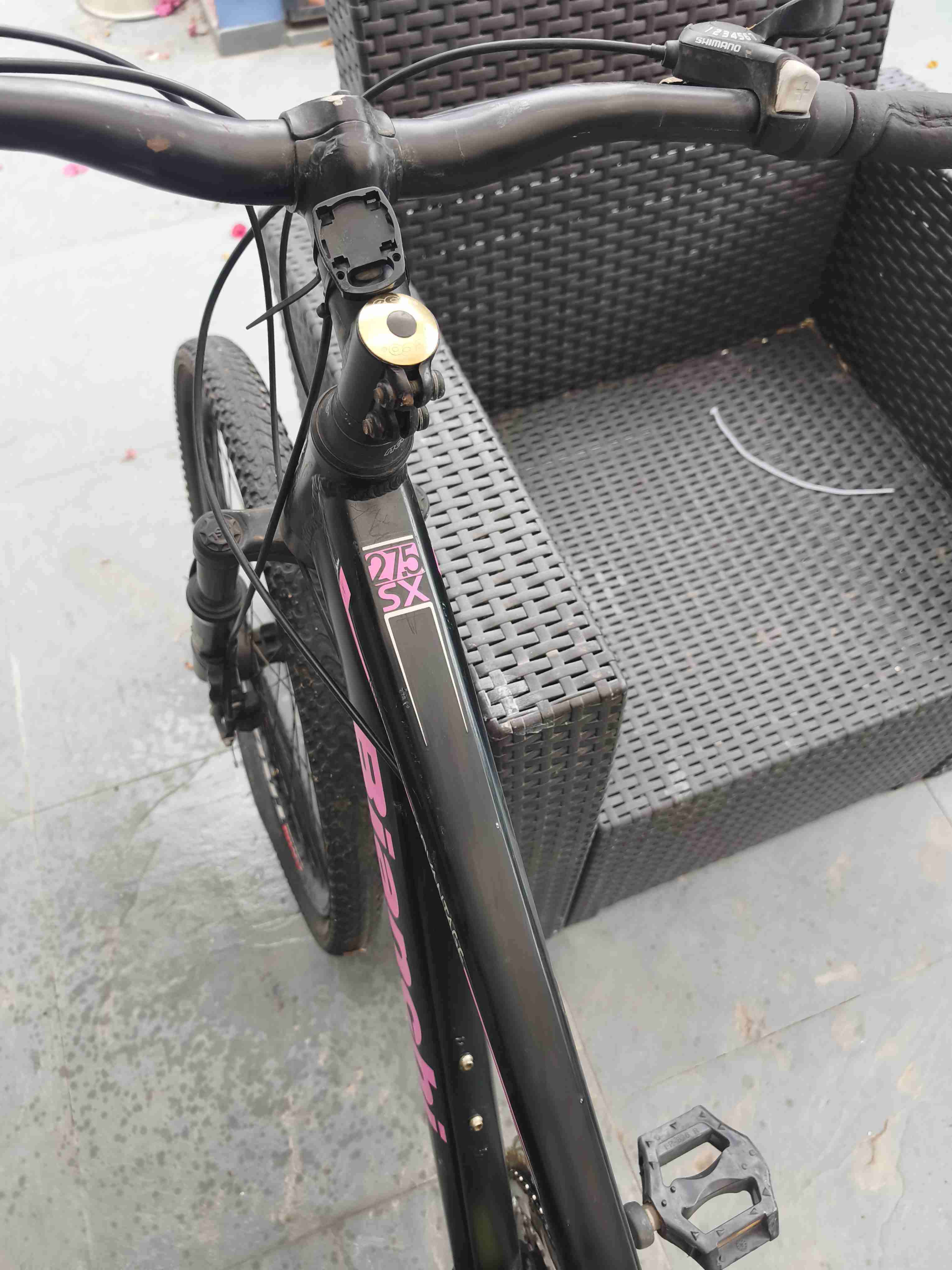 Bicicleta montaña negro con rosa - miniatura 2