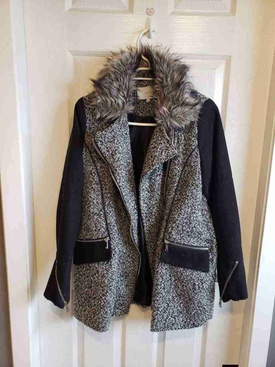 Abrigo gris con cuello peludo - miniatura 1