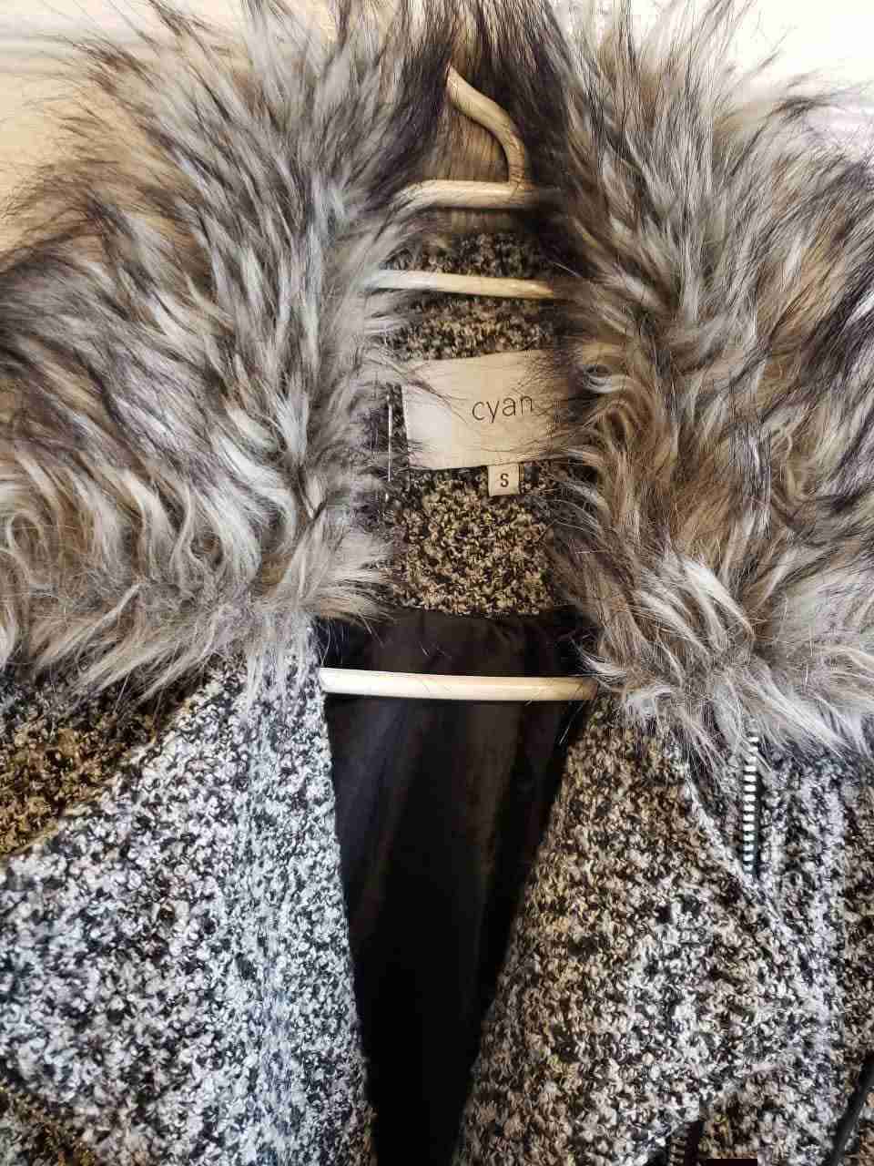 Abrigo gris con cuello peludo - miniatura 2