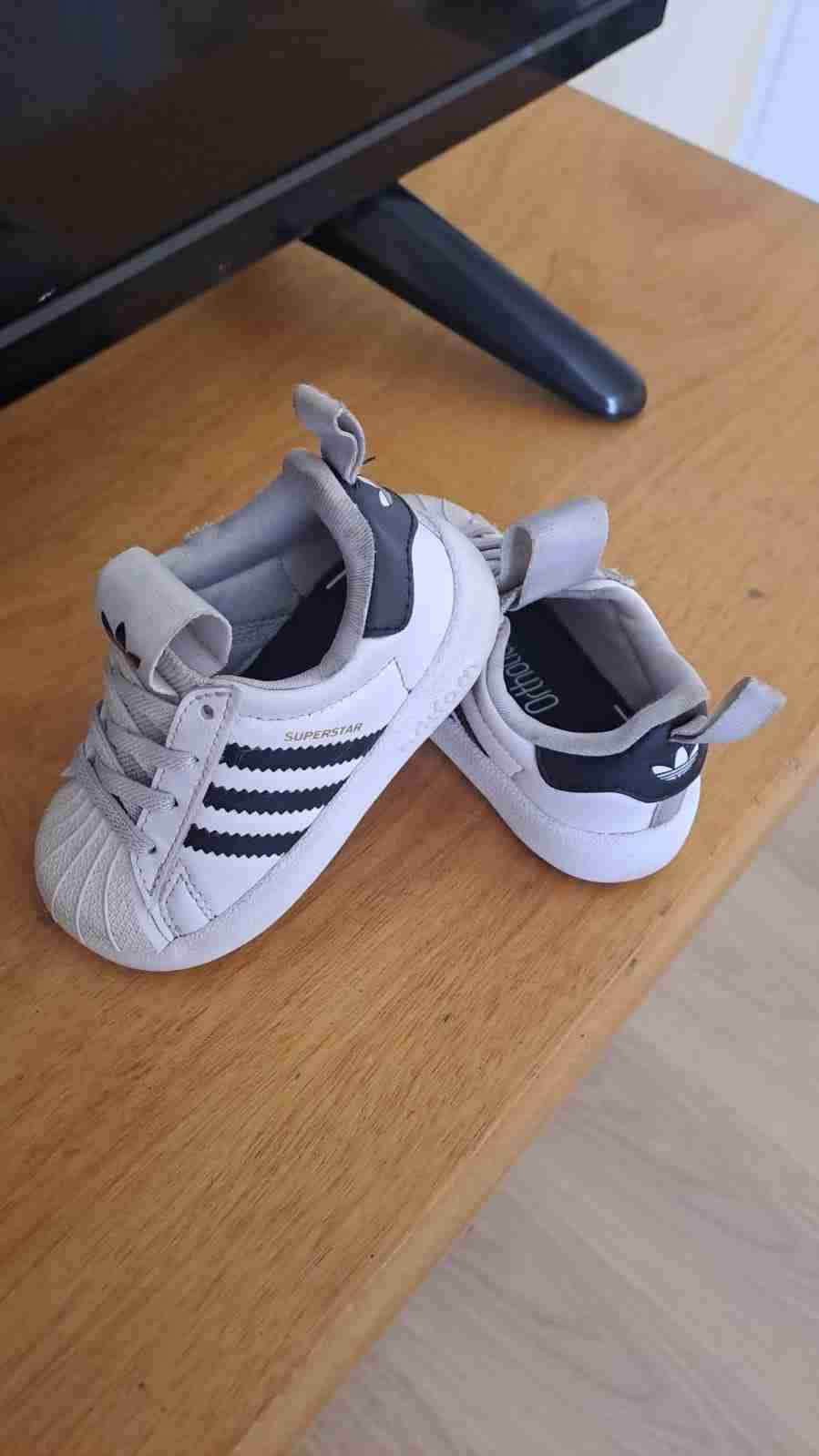 Zapatillas blancas de niño - miniatura 2