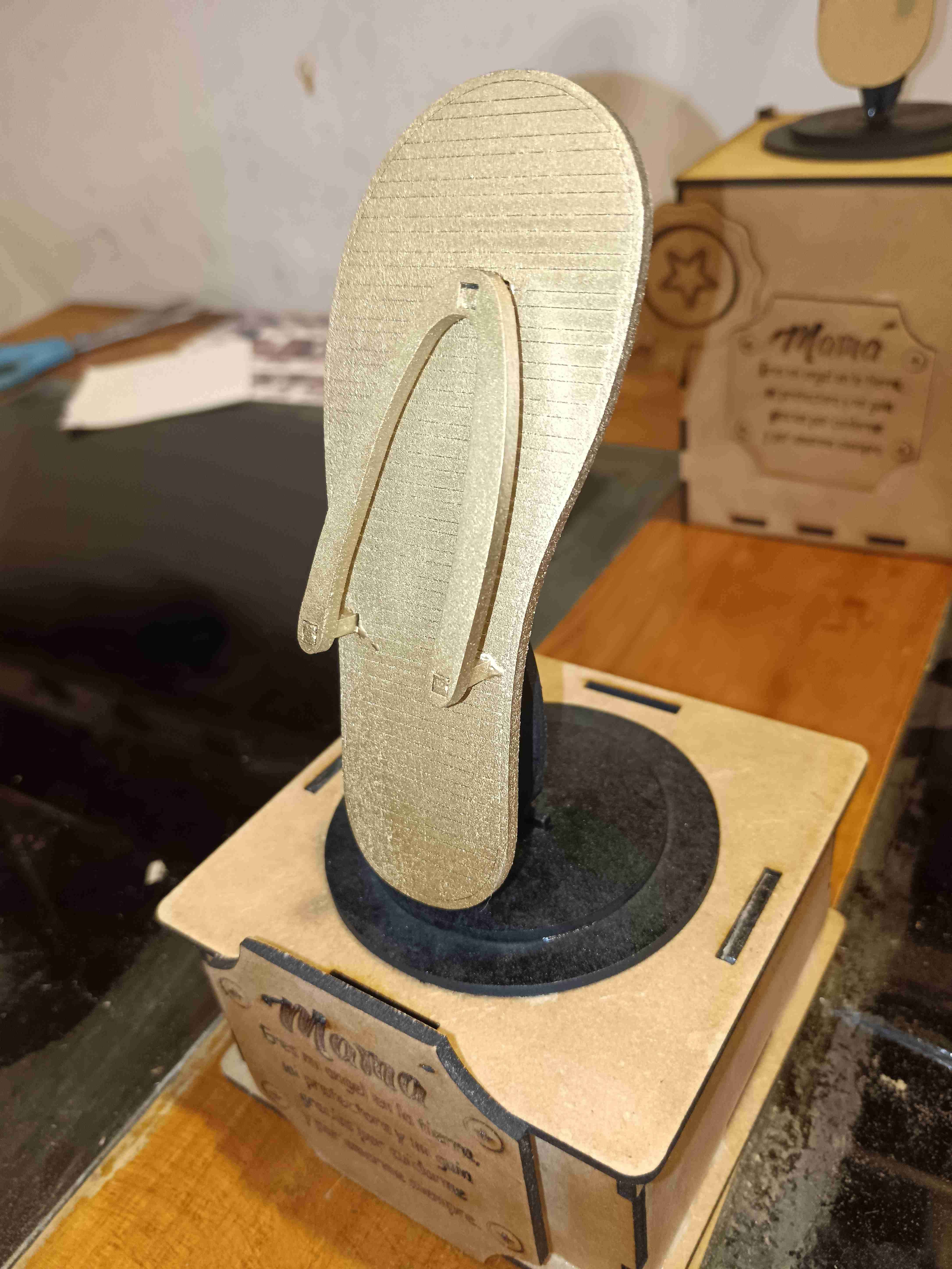 Figura decorativa de chancla dorada - miniatura 1