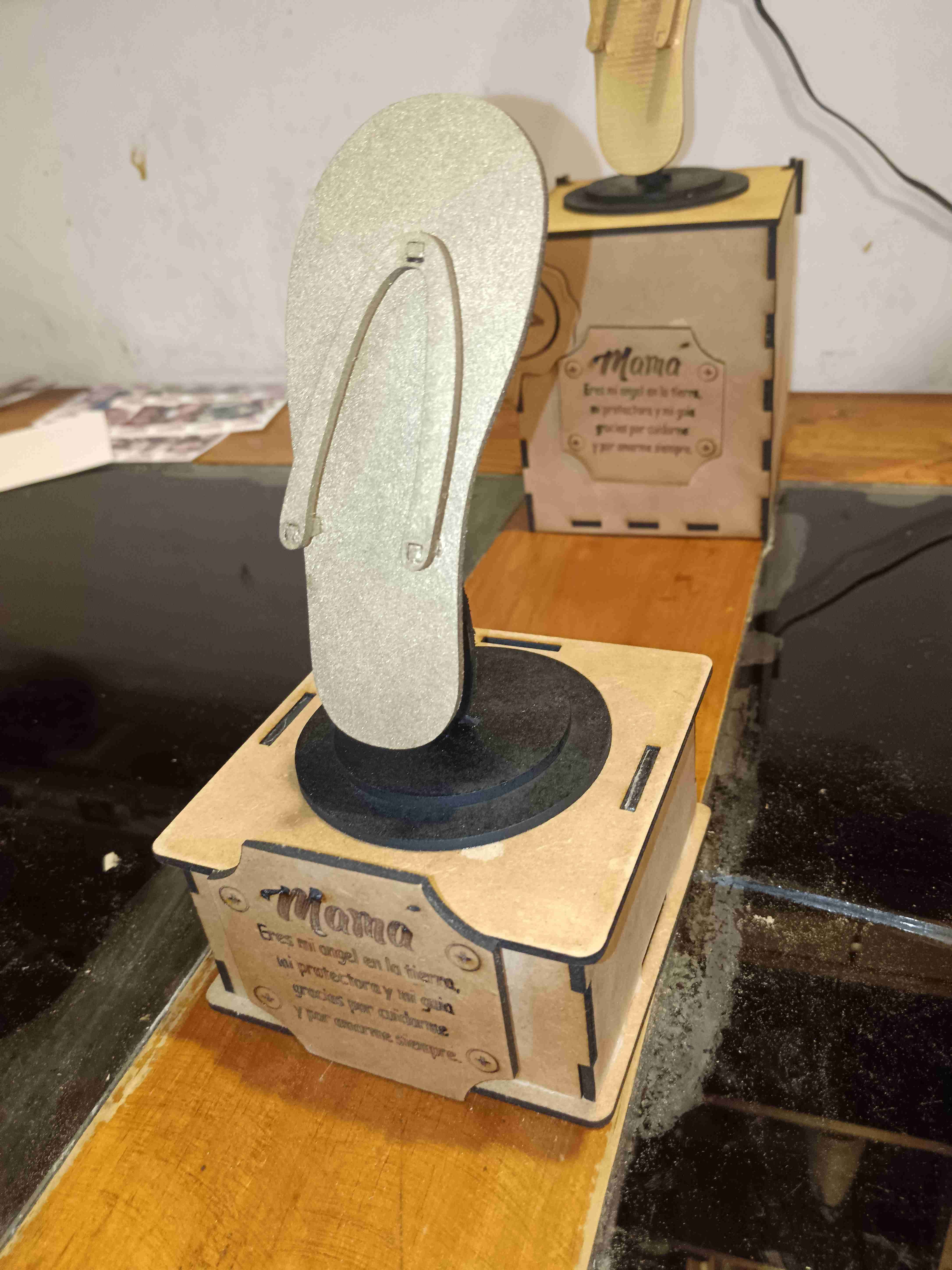 Figura decorativa de chancla dorada - miniatura 2