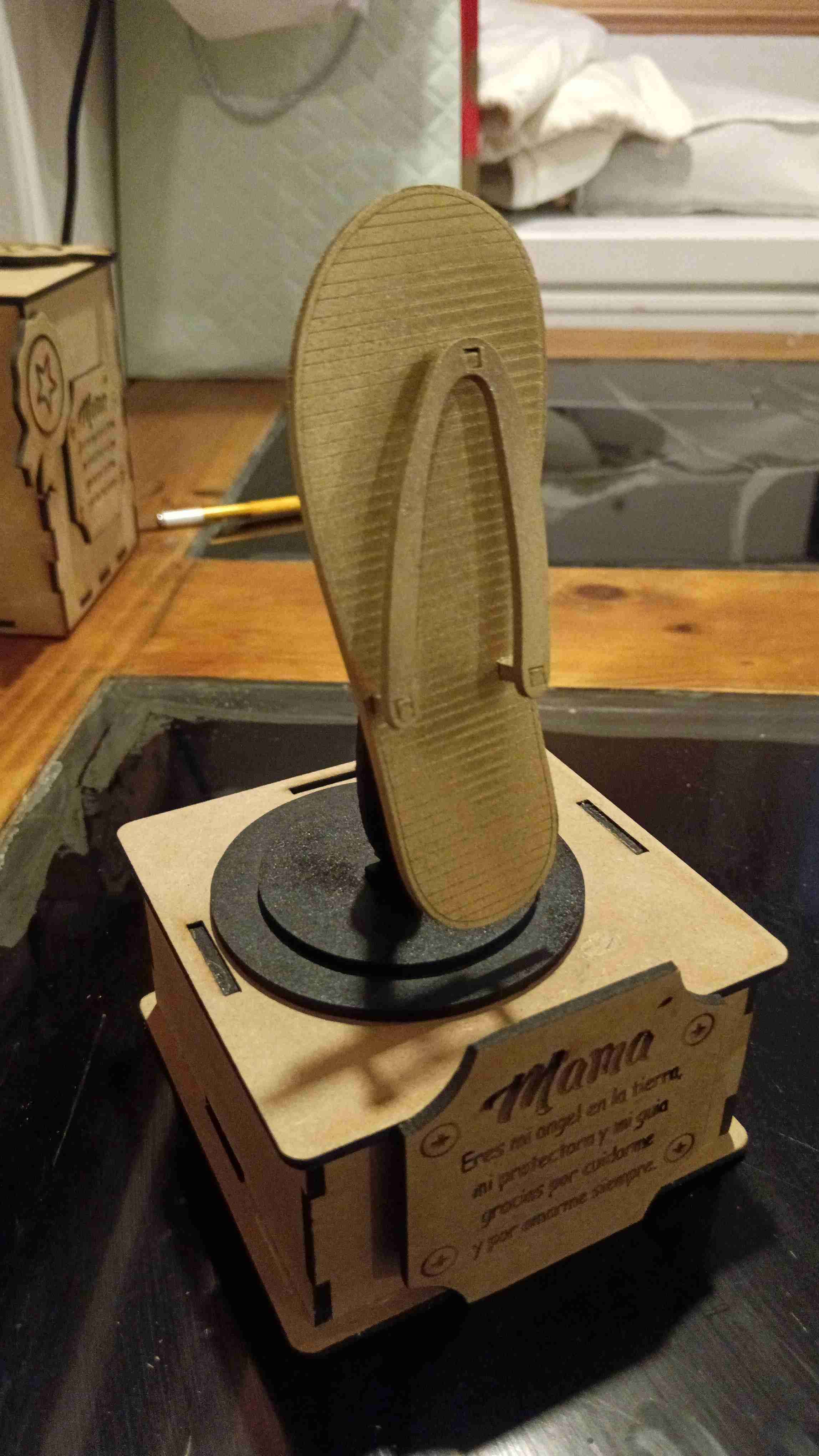 Figura decorativa de chancla dorada - miniatura 3