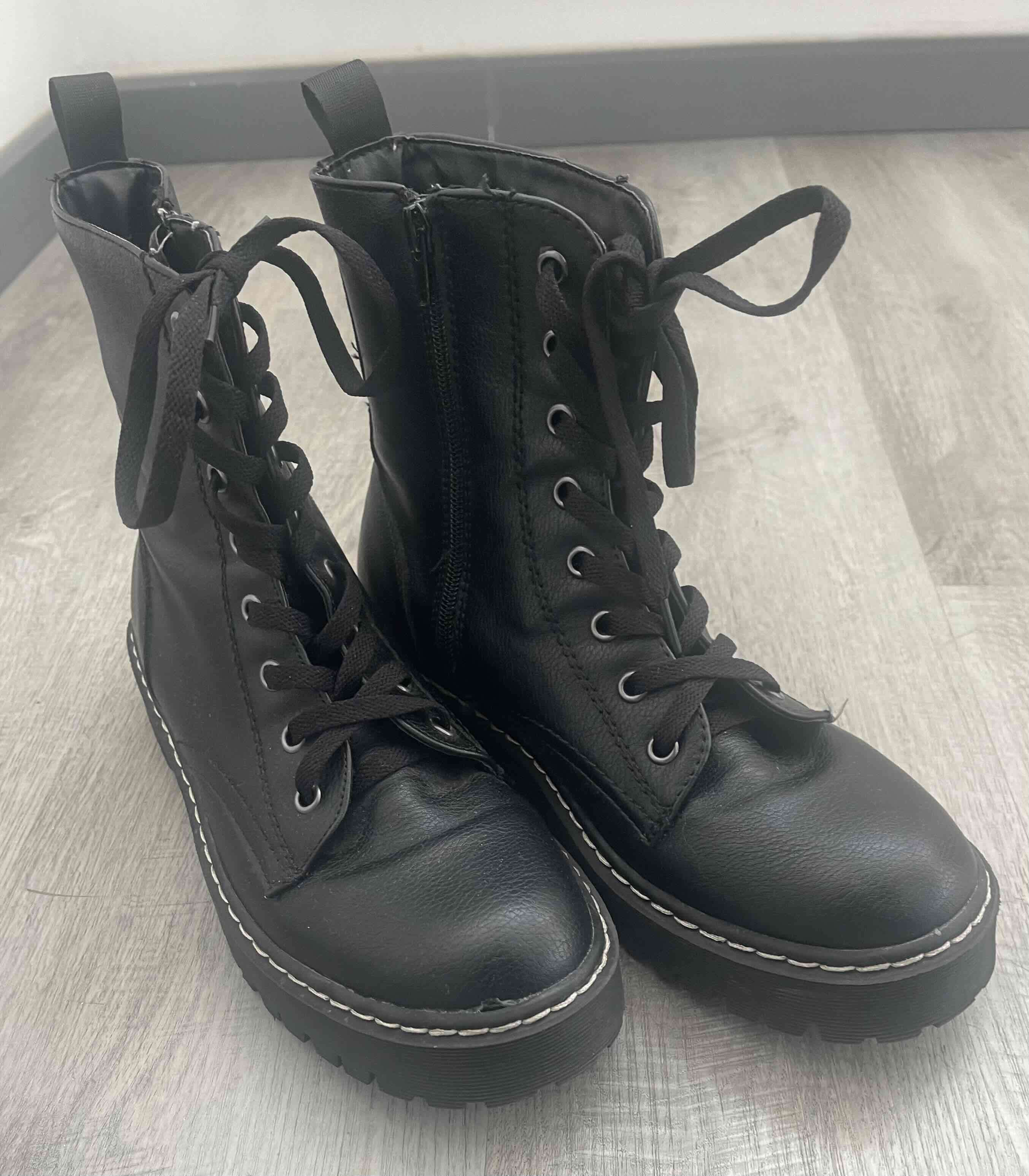 Botas negras de cuero - miniatura 1