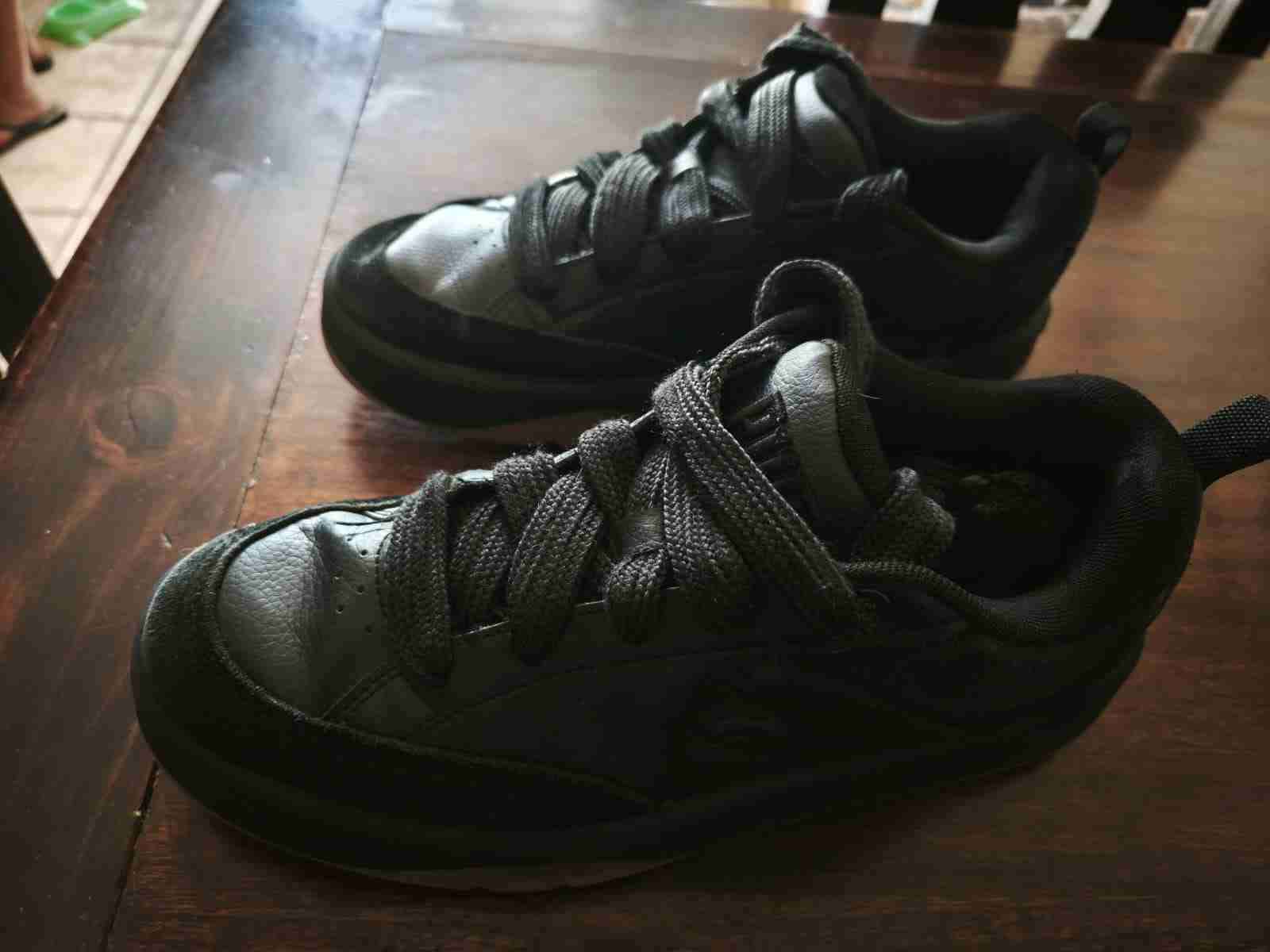 Zapatillas negras para niños