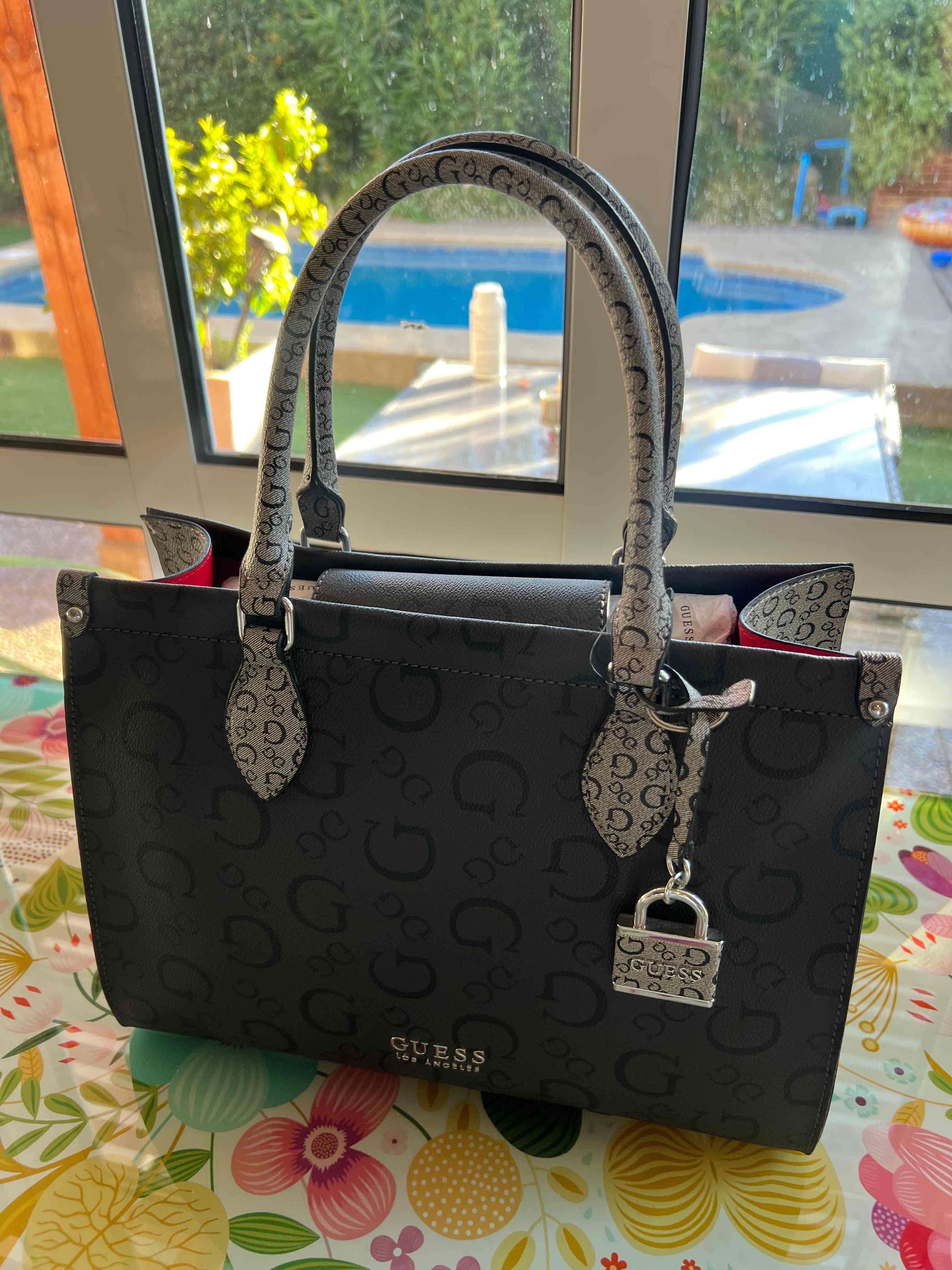 Bolso negro Guess con logo - miniatura 1