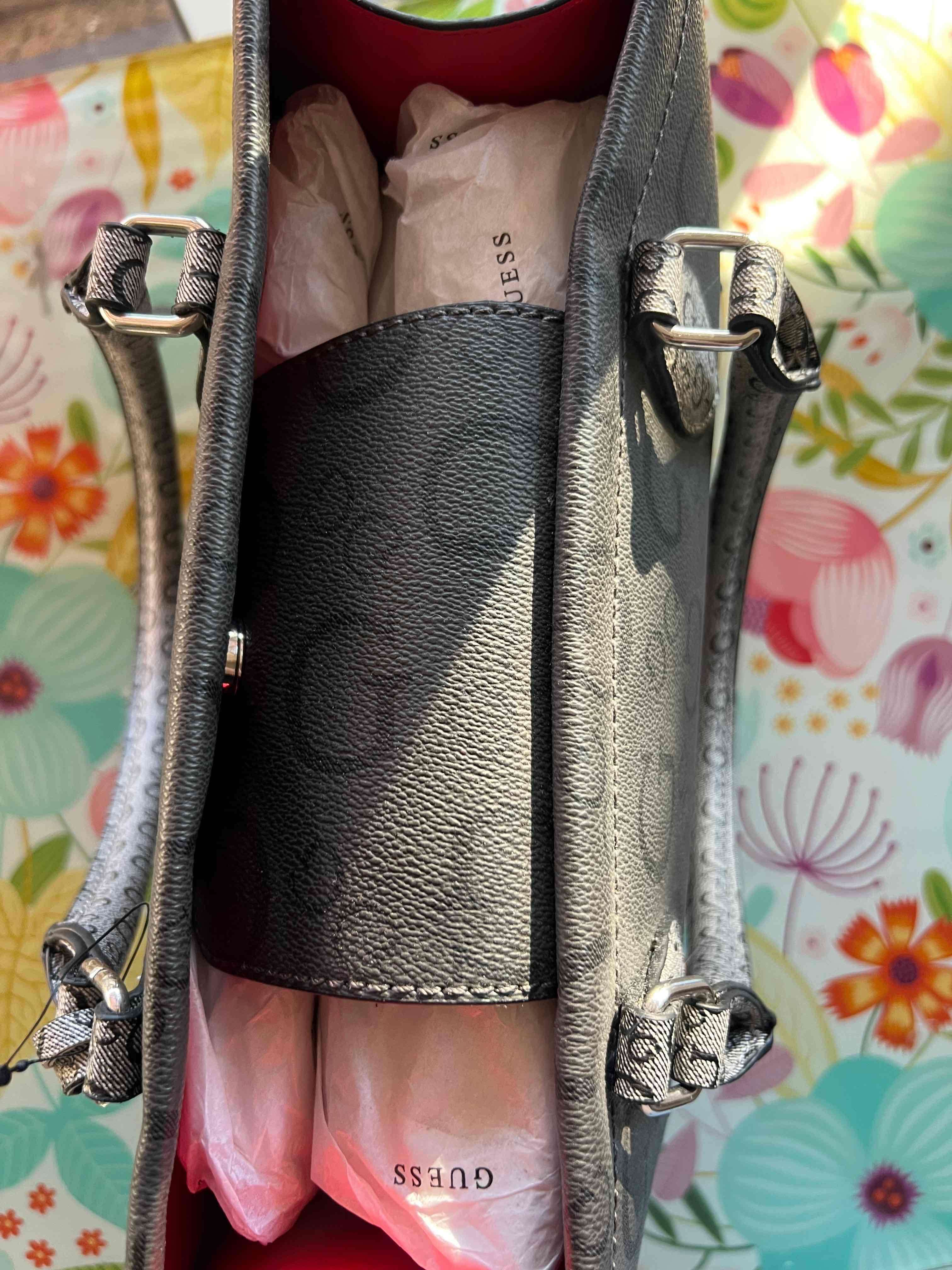 Bolso negro Guess con logo - miniatura 2