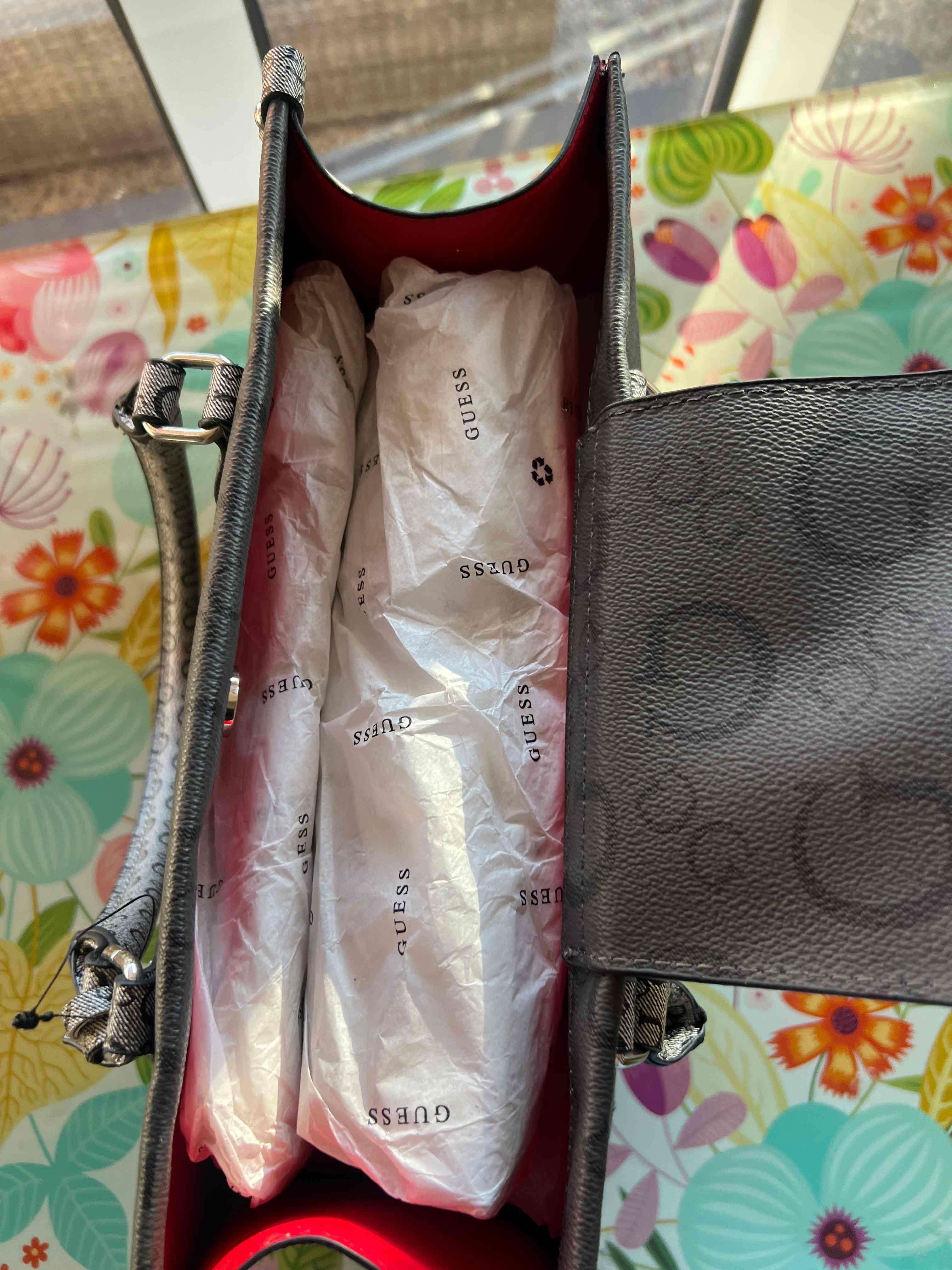 Bolso negro Guess con logo - miniatura 3