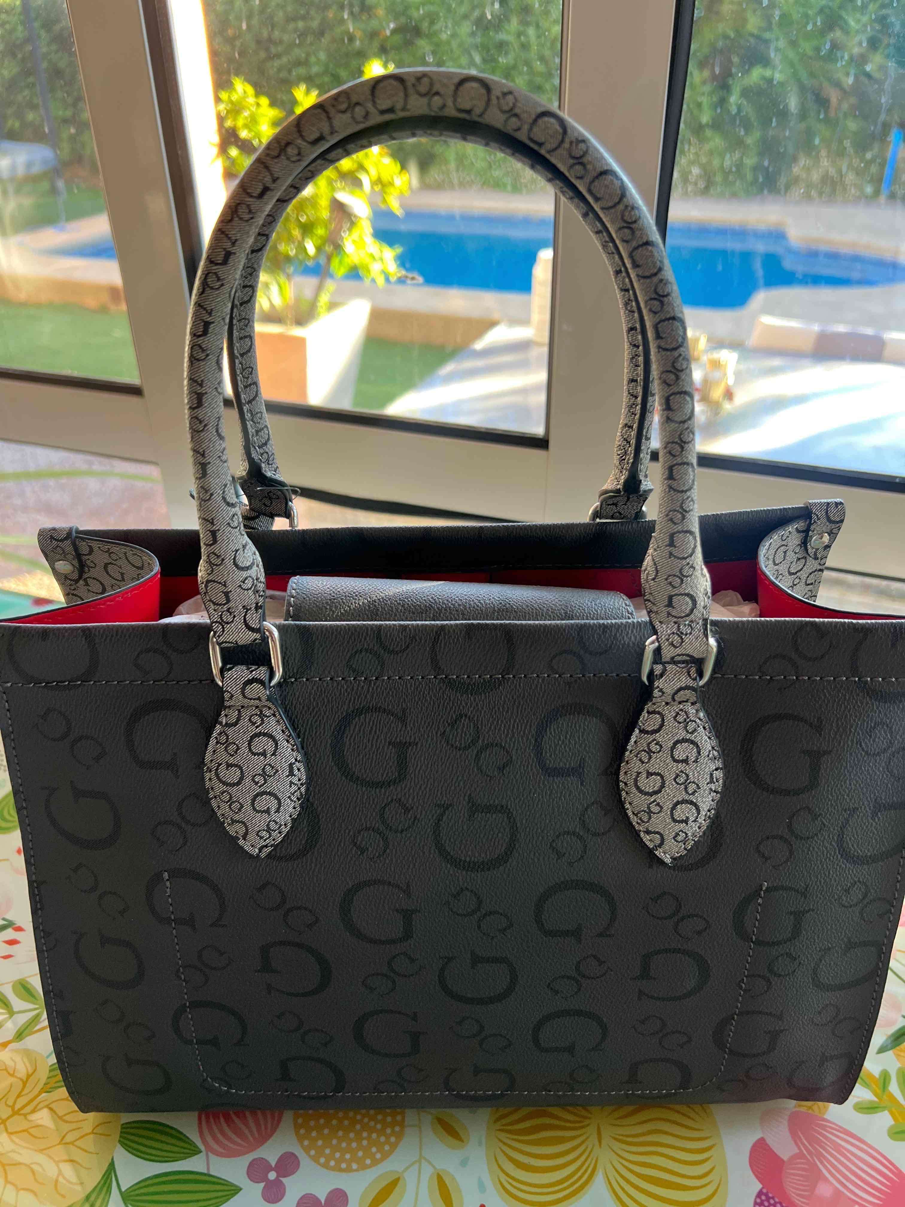 Bolso negro Guess con logo - miniatura 4