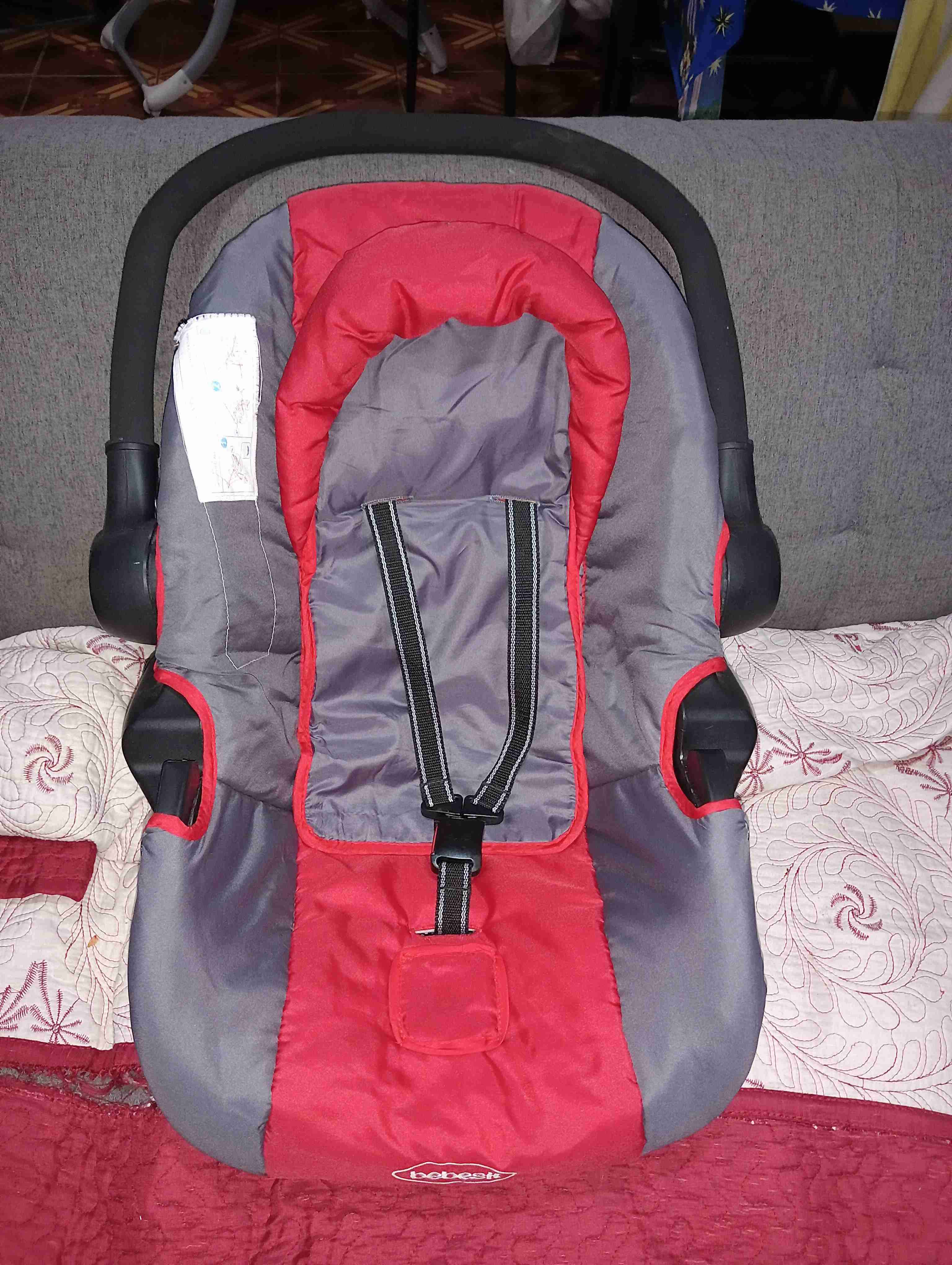 Silla de auto bebé gris y roja - miniatura 1
