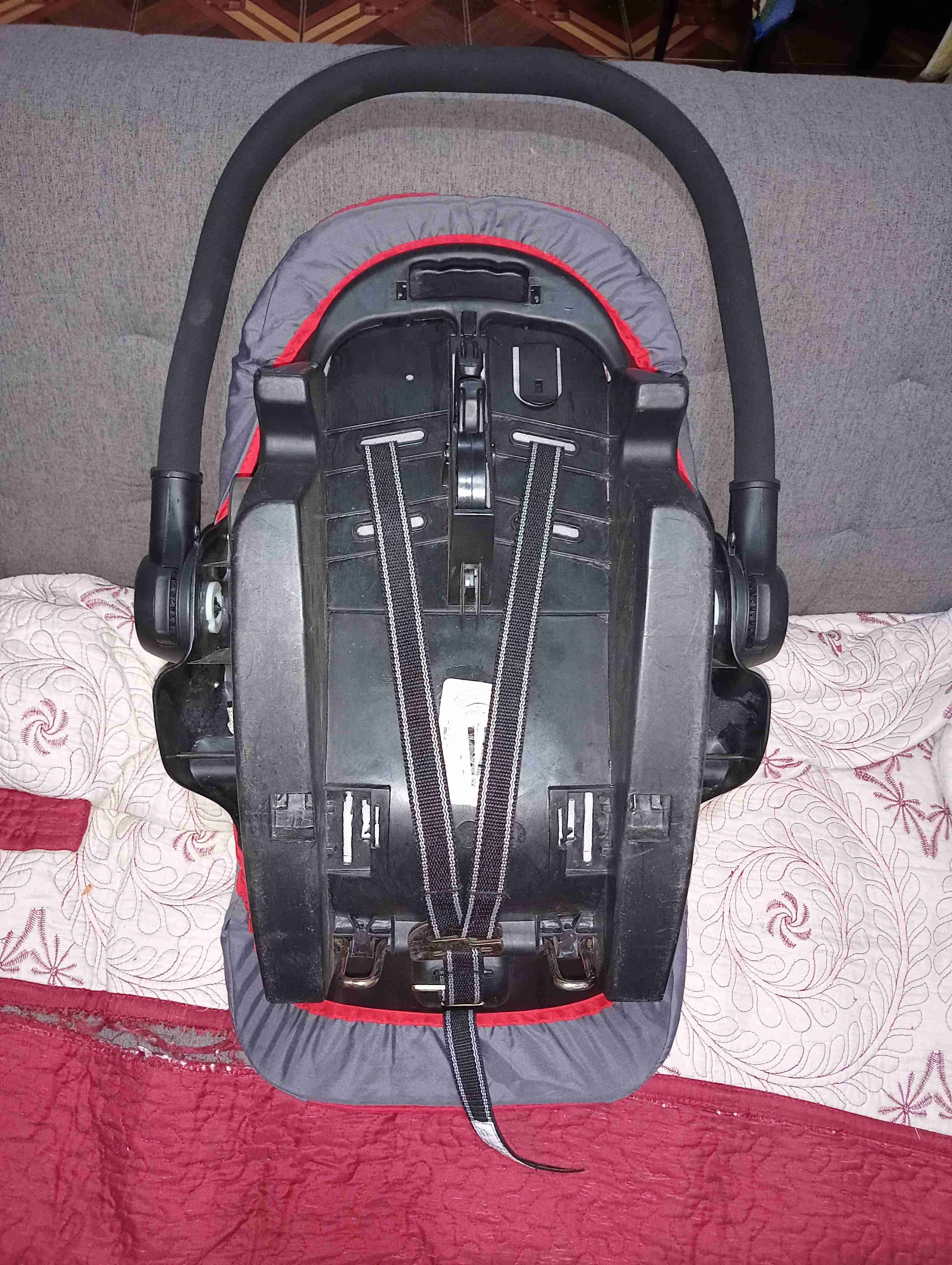 Silla de auto bebé gris y roja - miniatura 2