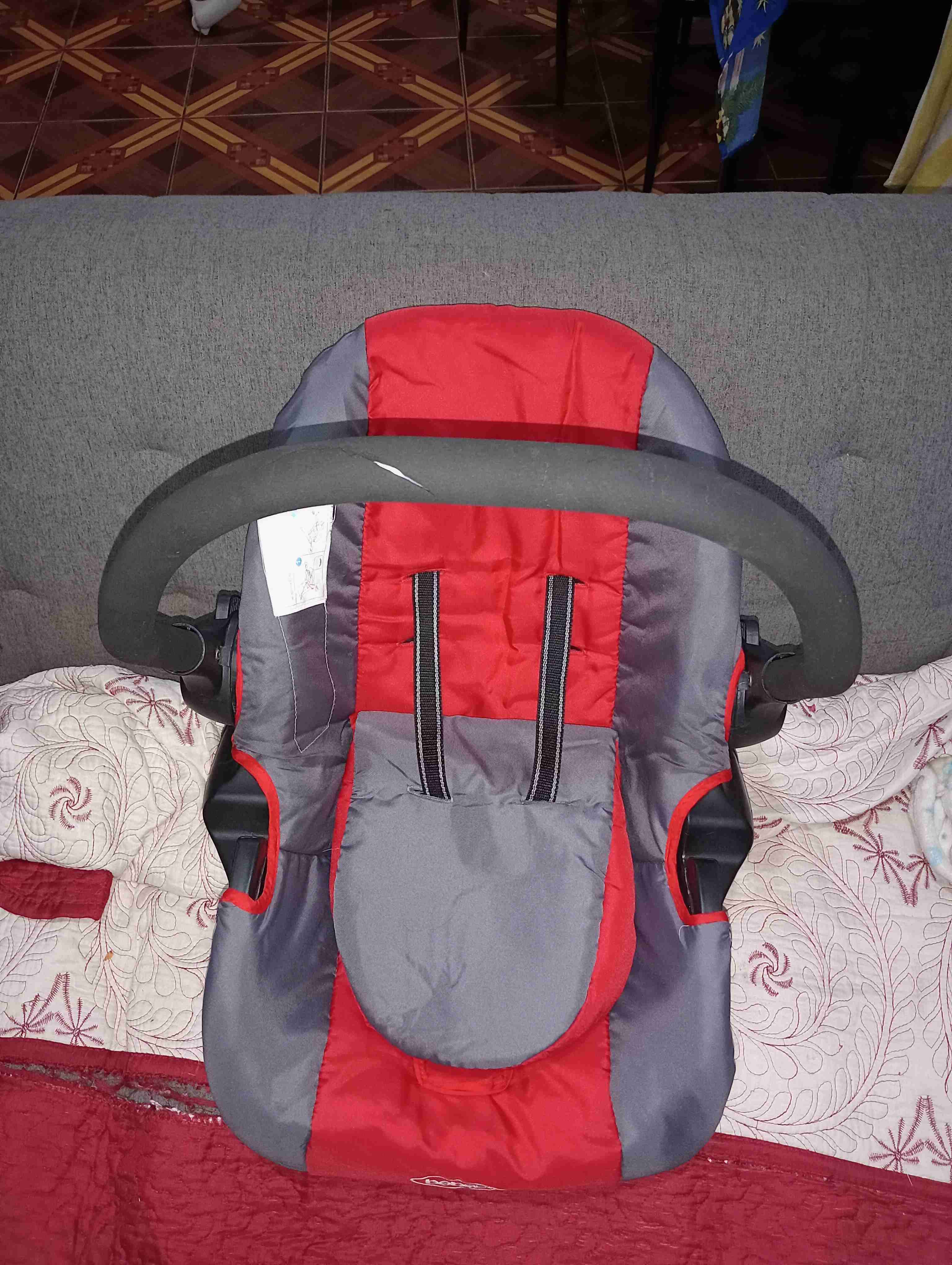 Silla de auto bebé gris y roja - miniatura 3