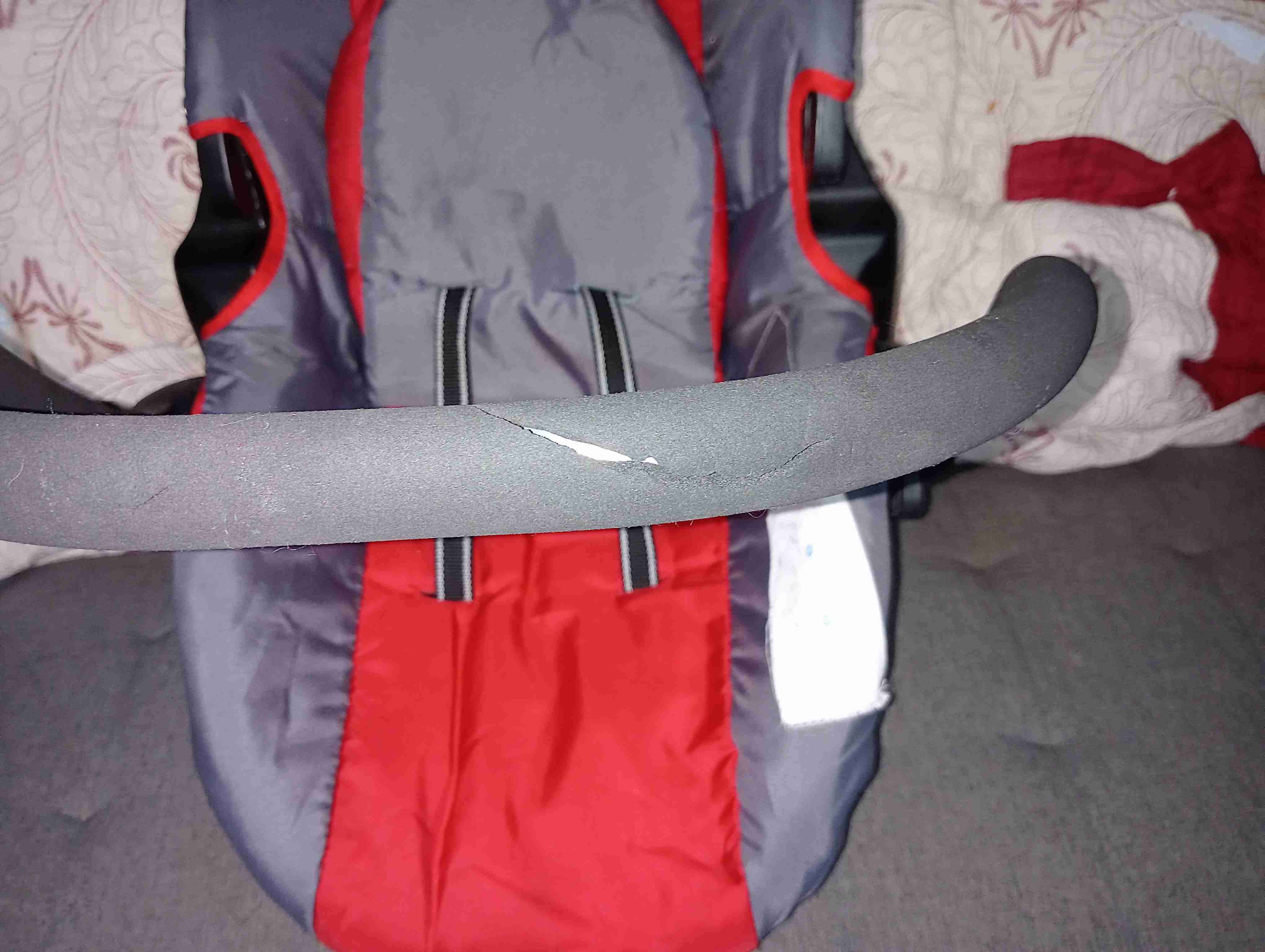 Silla de auto bebé gris y roja - miniatura 4