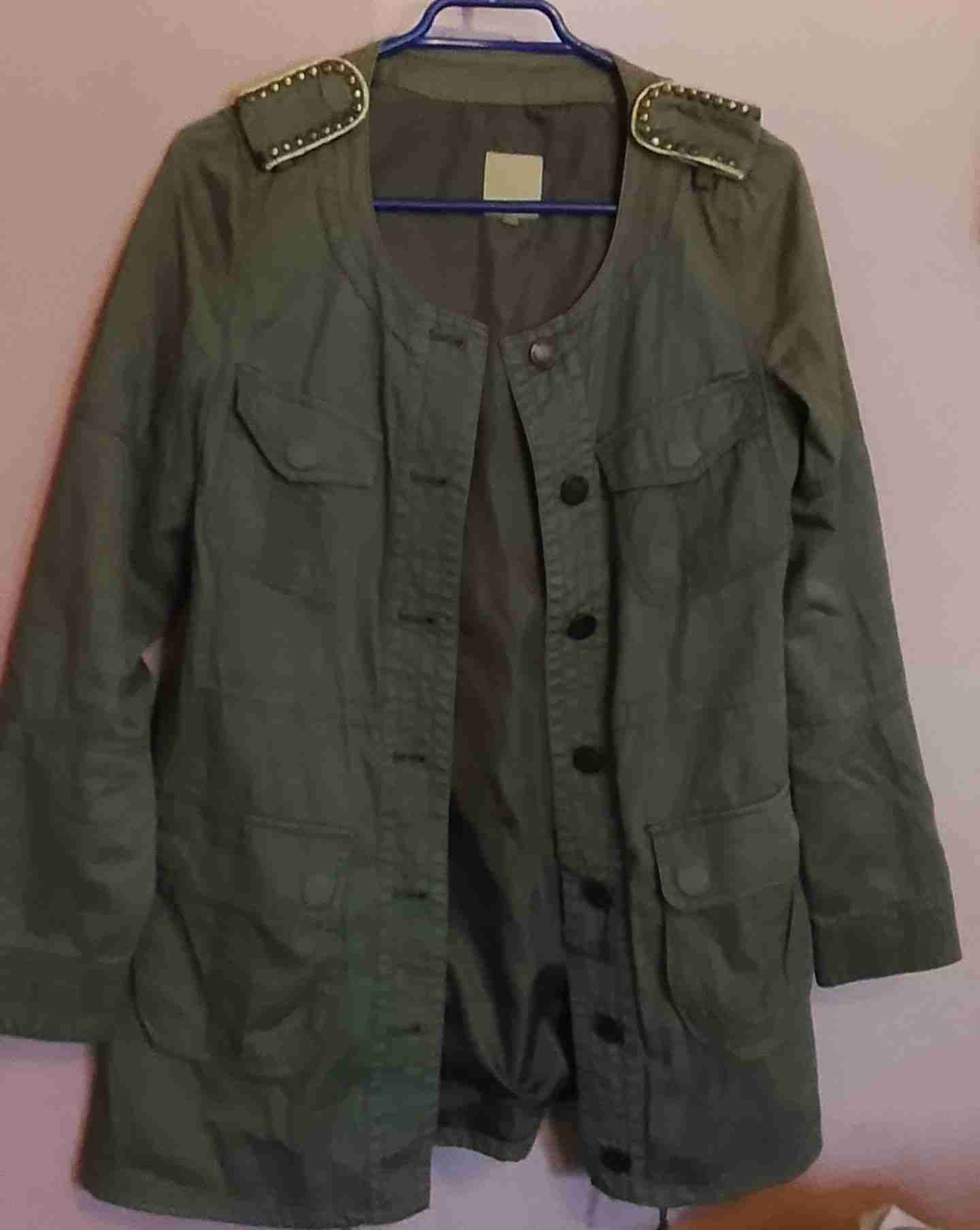 Chaqueta verde con tachuelas