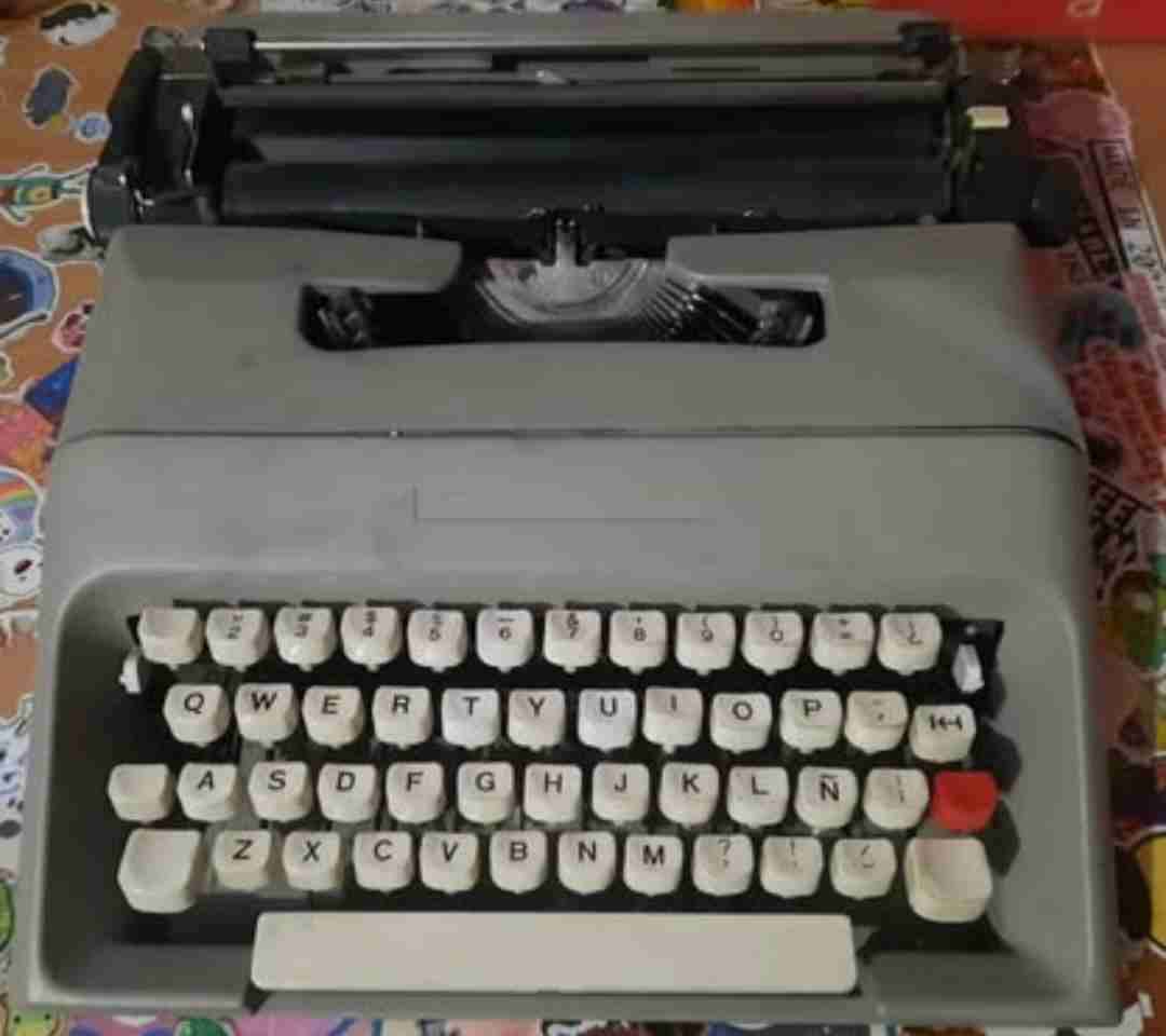 Máquina de escribir vintage gris - miniatura 1