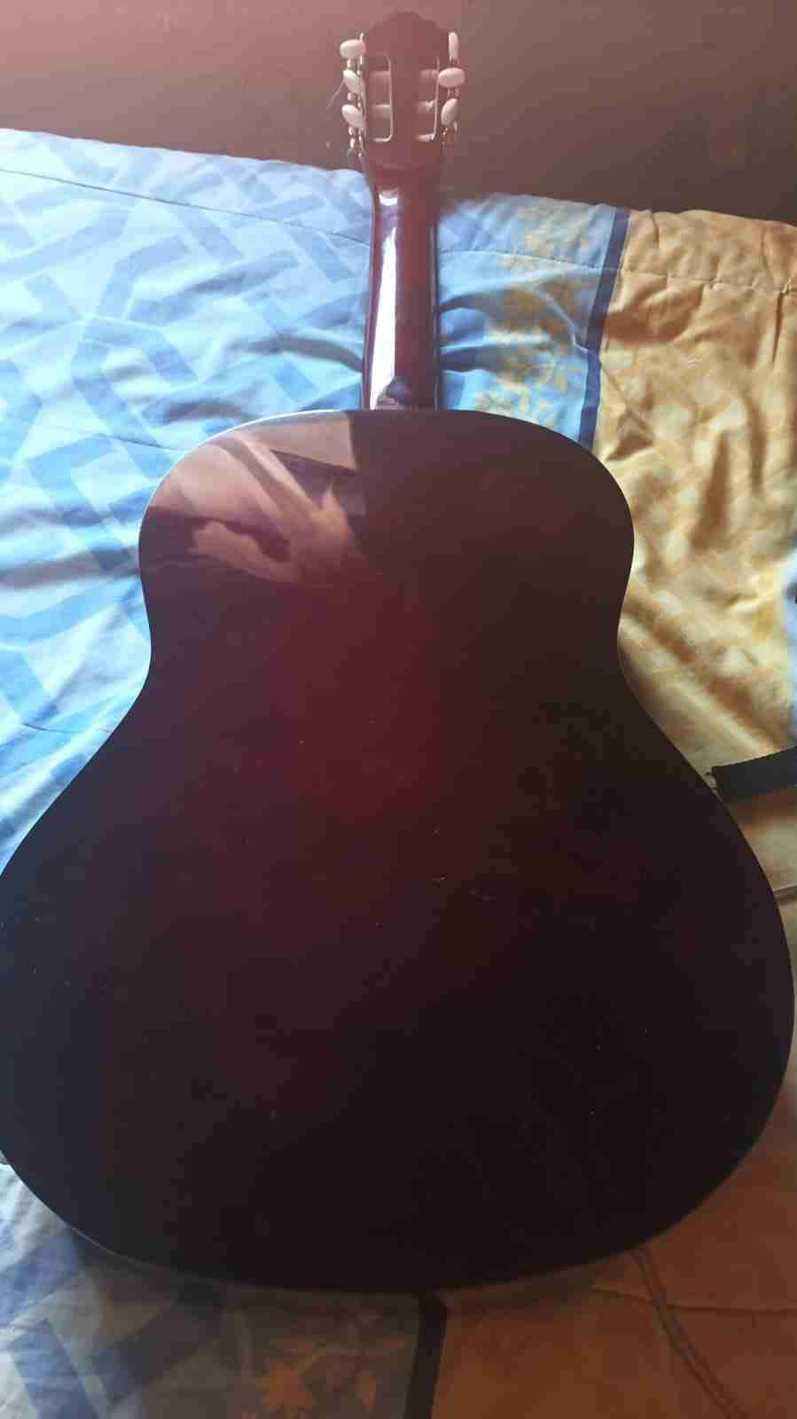 Guitarra clásica en buen estado - miniatura 2