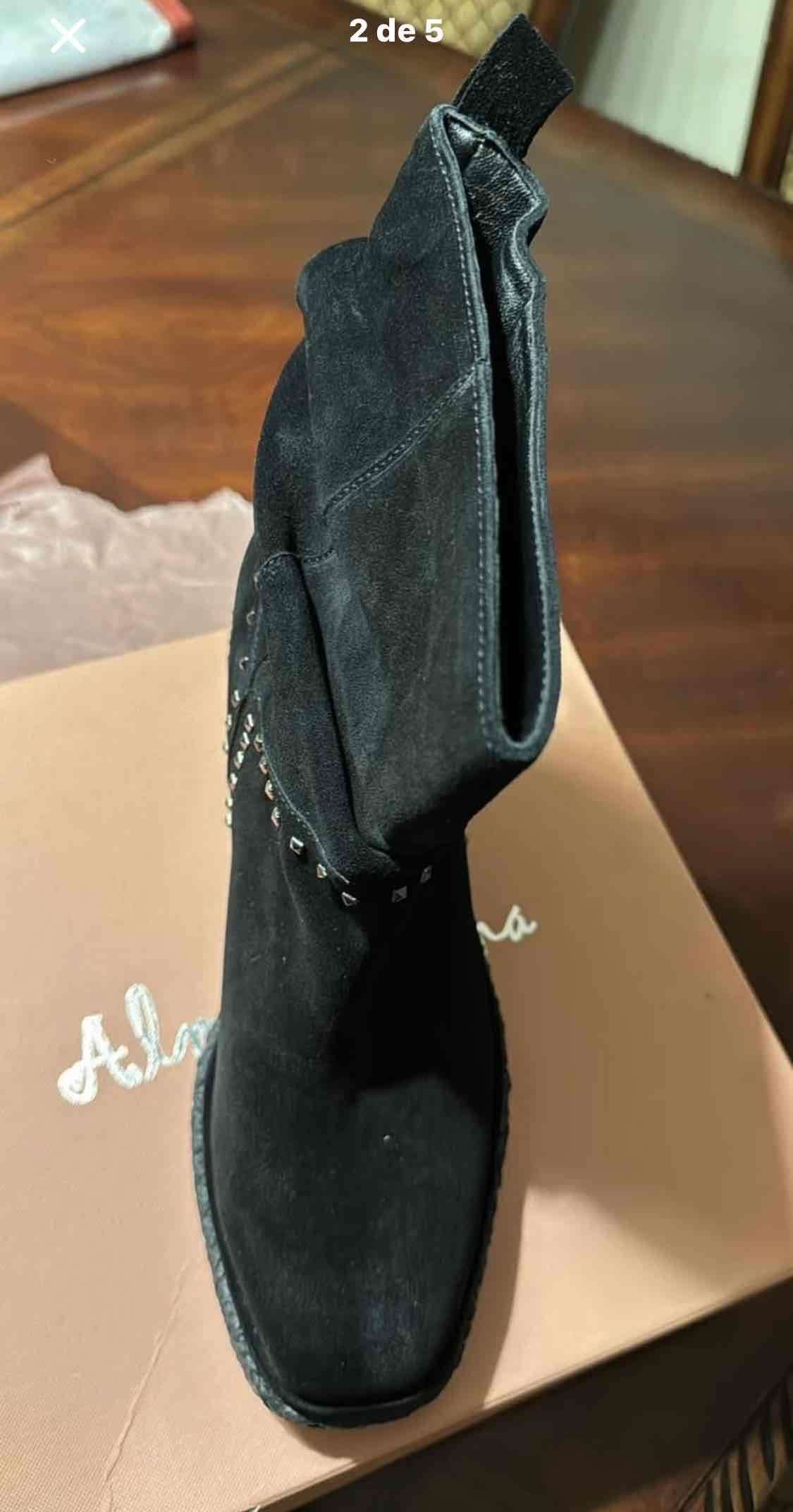 Botas marca  Alma en pena negras con tachas - miniatura 2