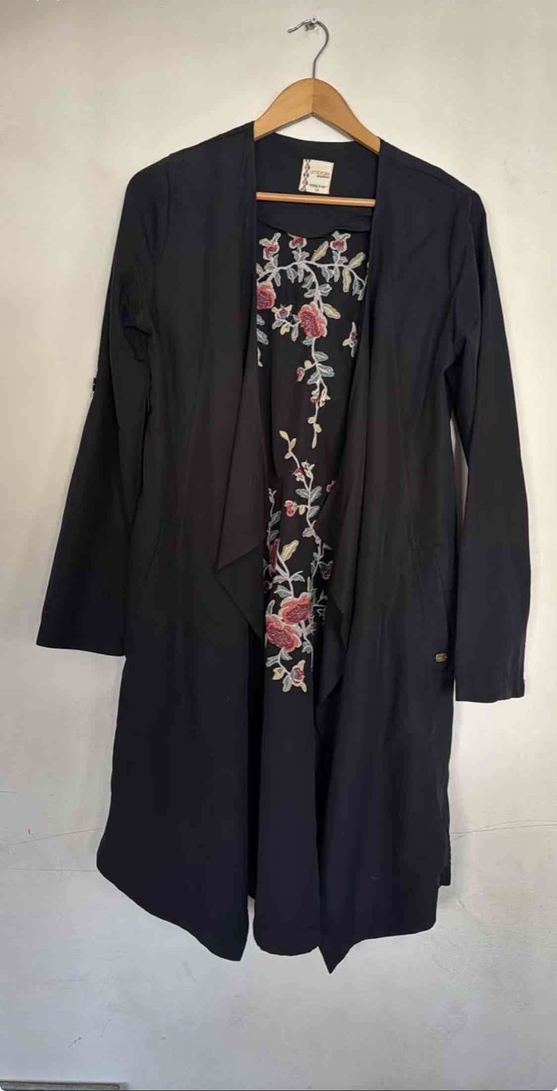 Trench negro con bordado floral marca umbralé - miniatura 1