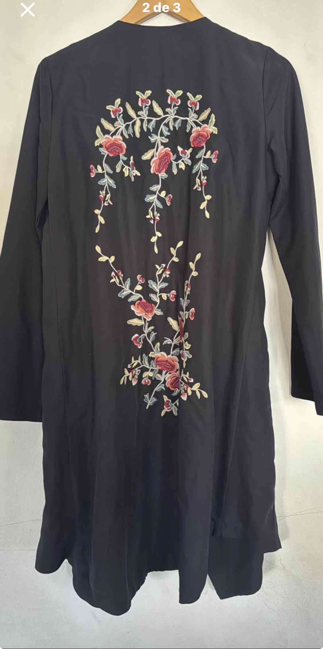 Trench negro con bordado floral marca umbralé - miniatura 2