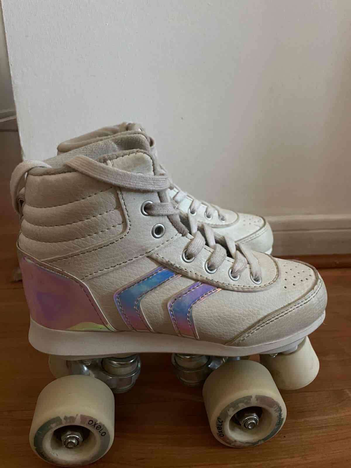 Patines de cuatro ruedas blancos