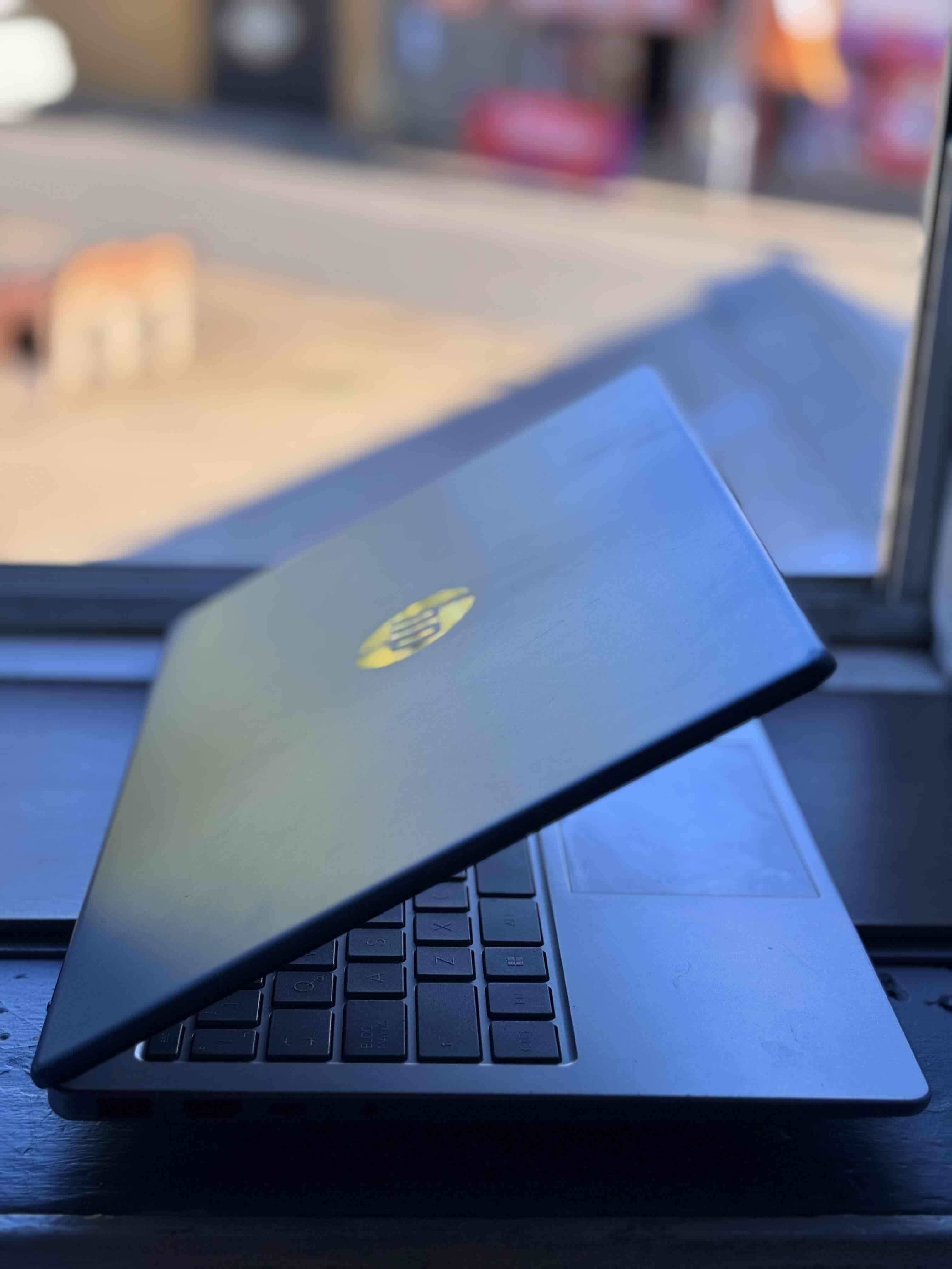 Notebook HP en buen estado - miniatura 2