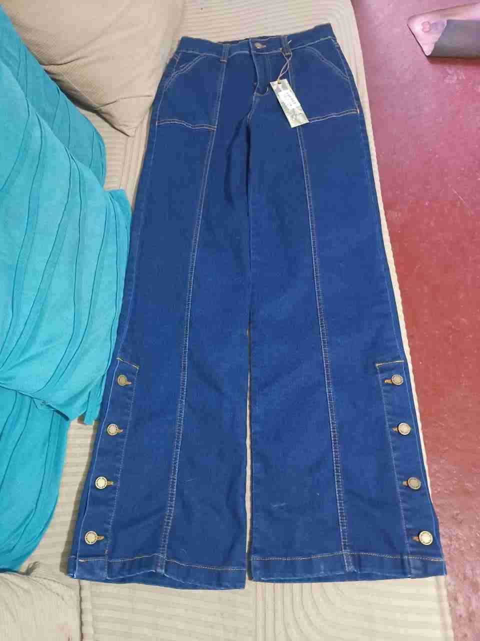 Pantalón de mezclilla azul con botones