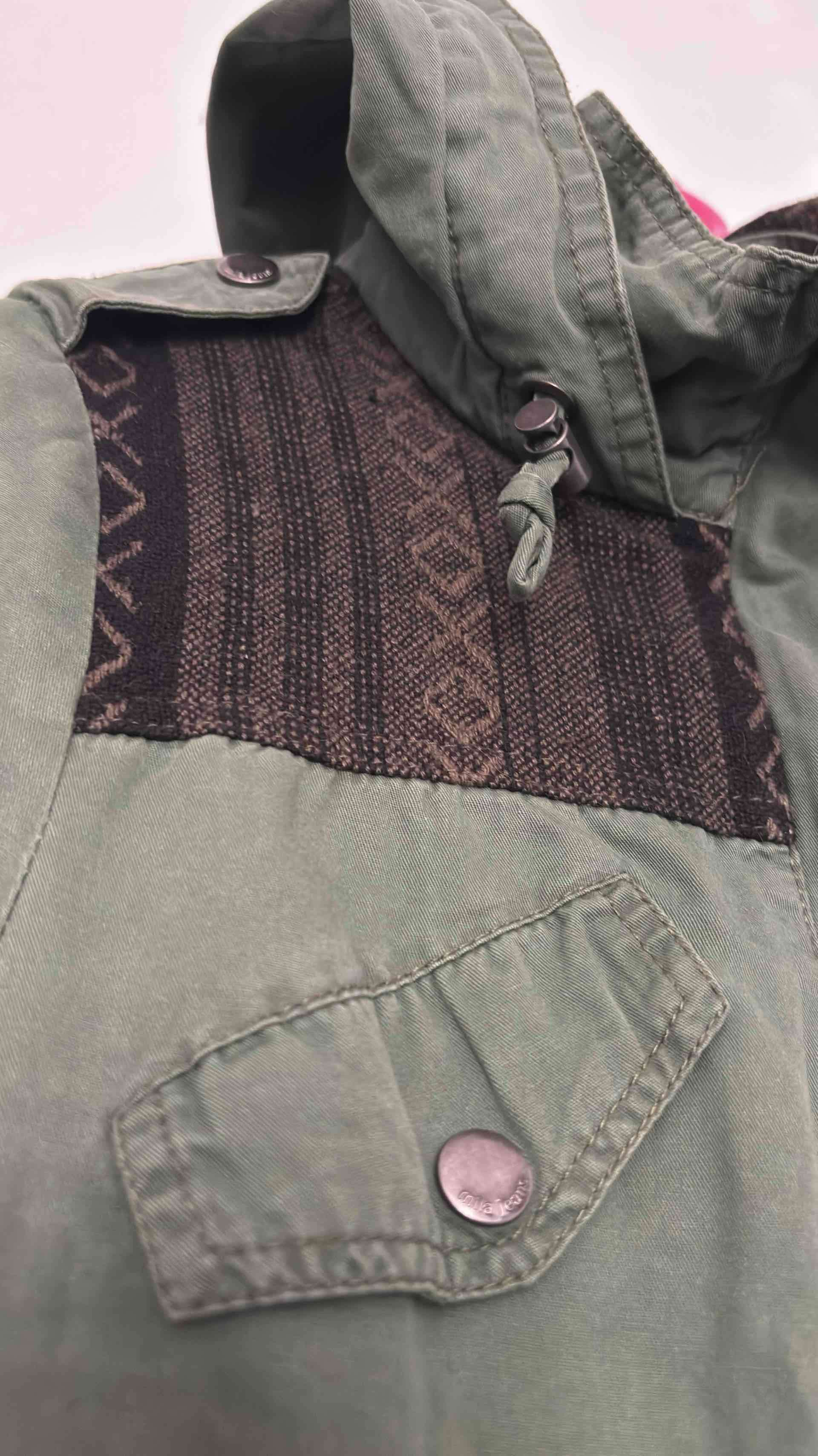 Chaqueta verde militar con capucha - miniatura 2