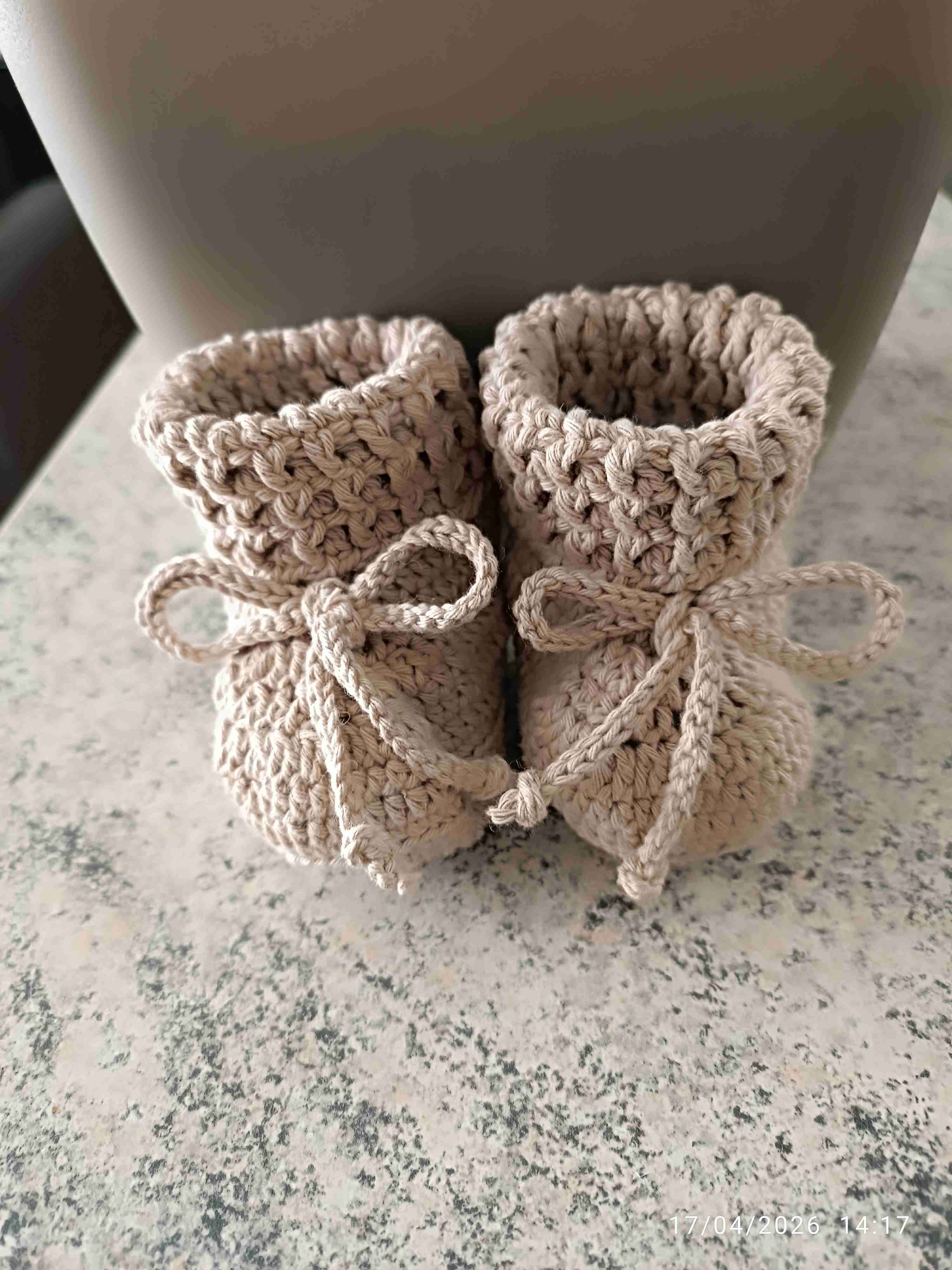 Botines de bebé tejidos a mano - miniatura 1