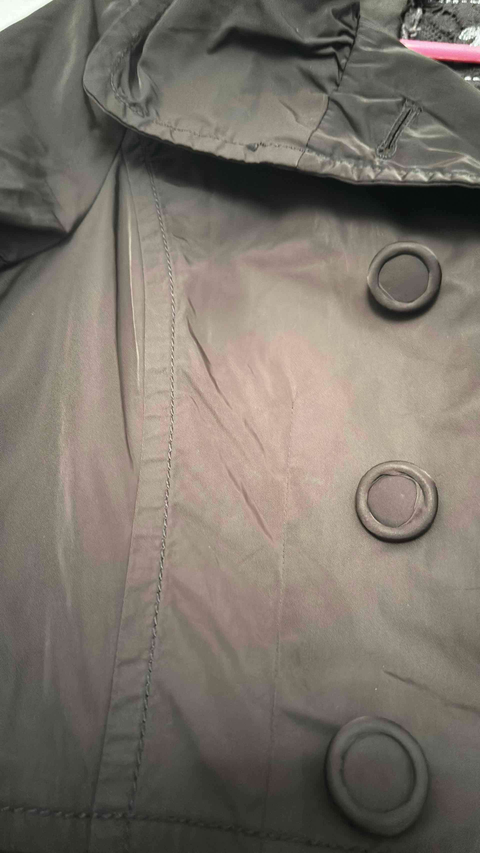 Abrigo marrón de mujer con botones - miniatura 2