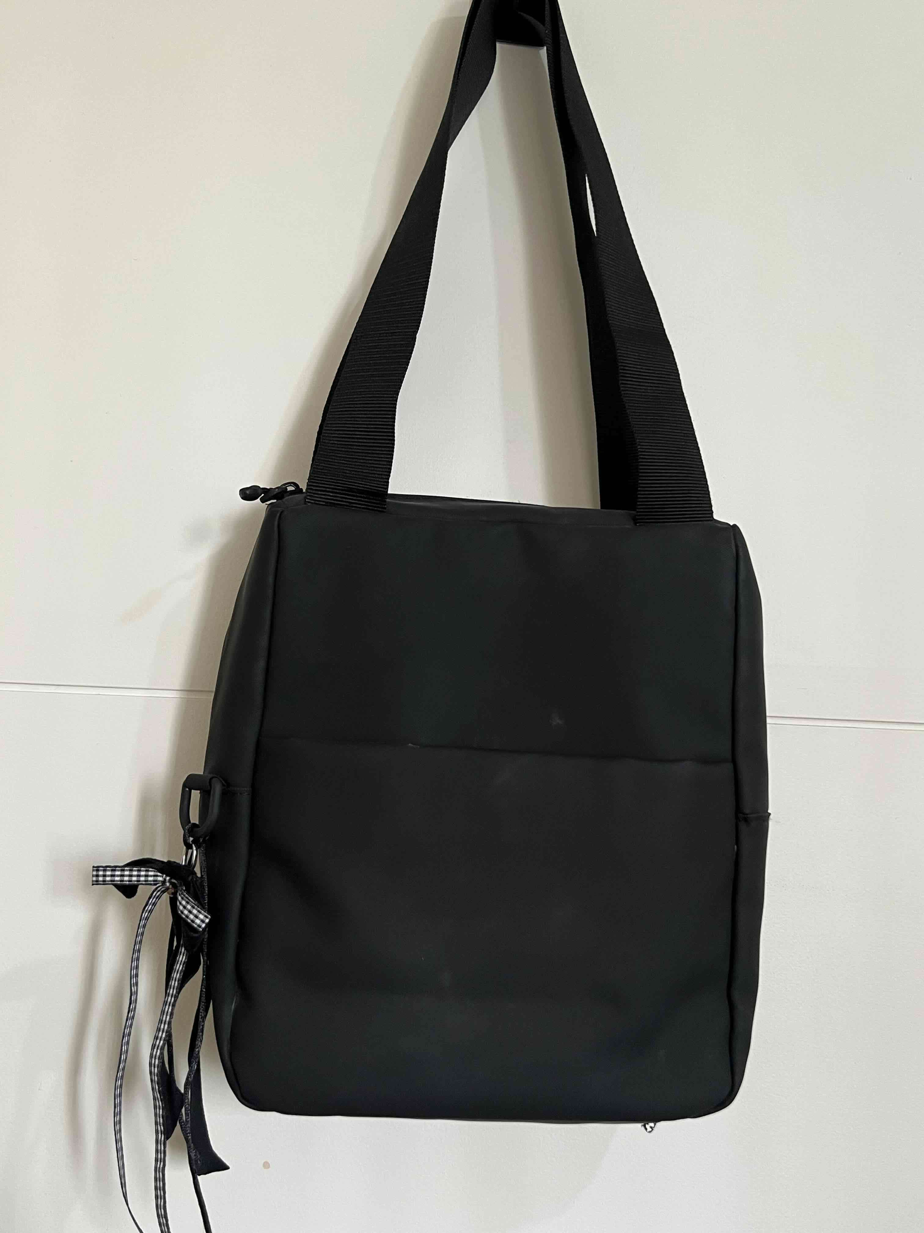 Bolso de hombro negro con cintas decorativas - miniatura 1