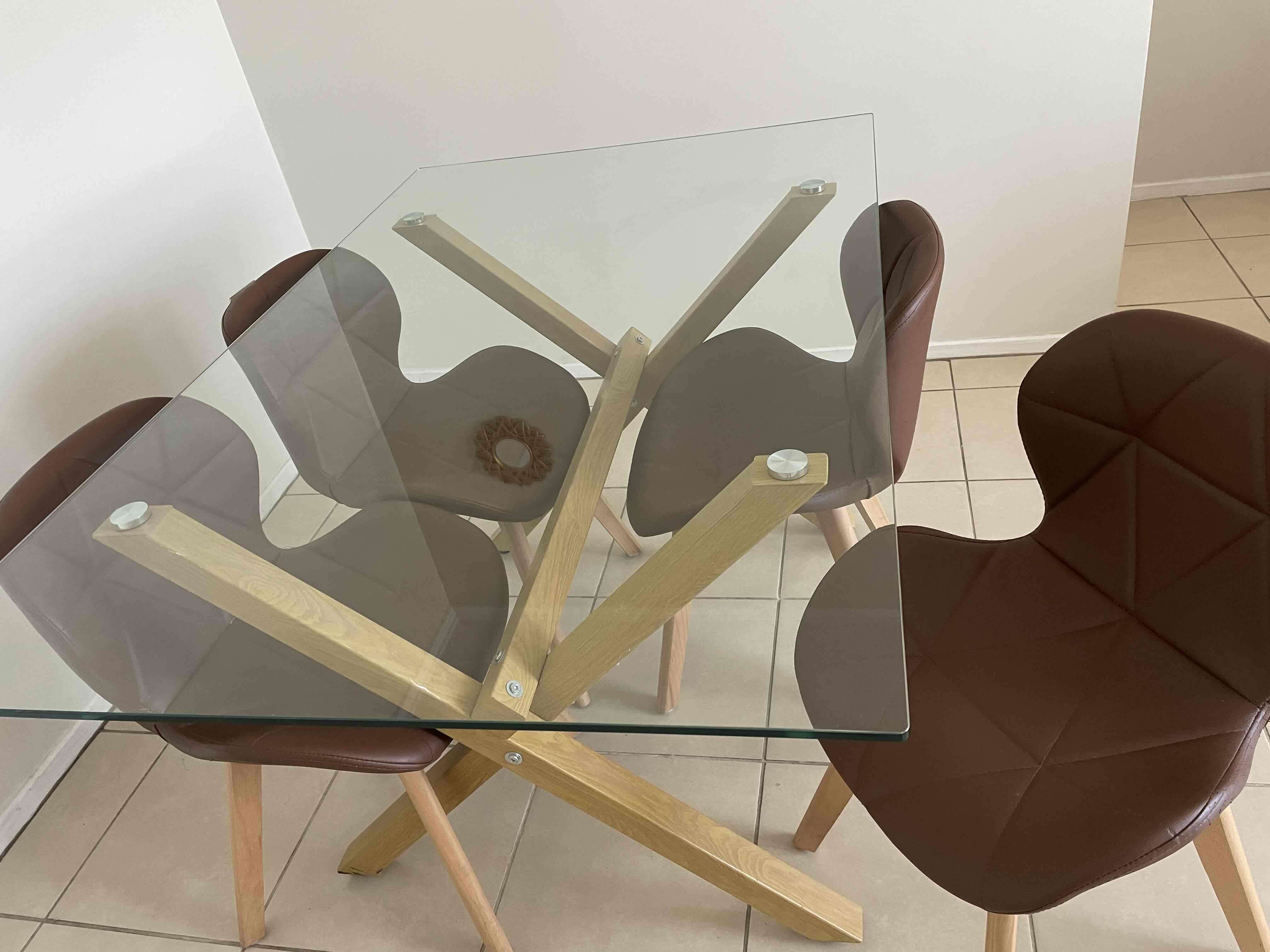 Mesa de comedor de vidrio y sillas - miniatura 2