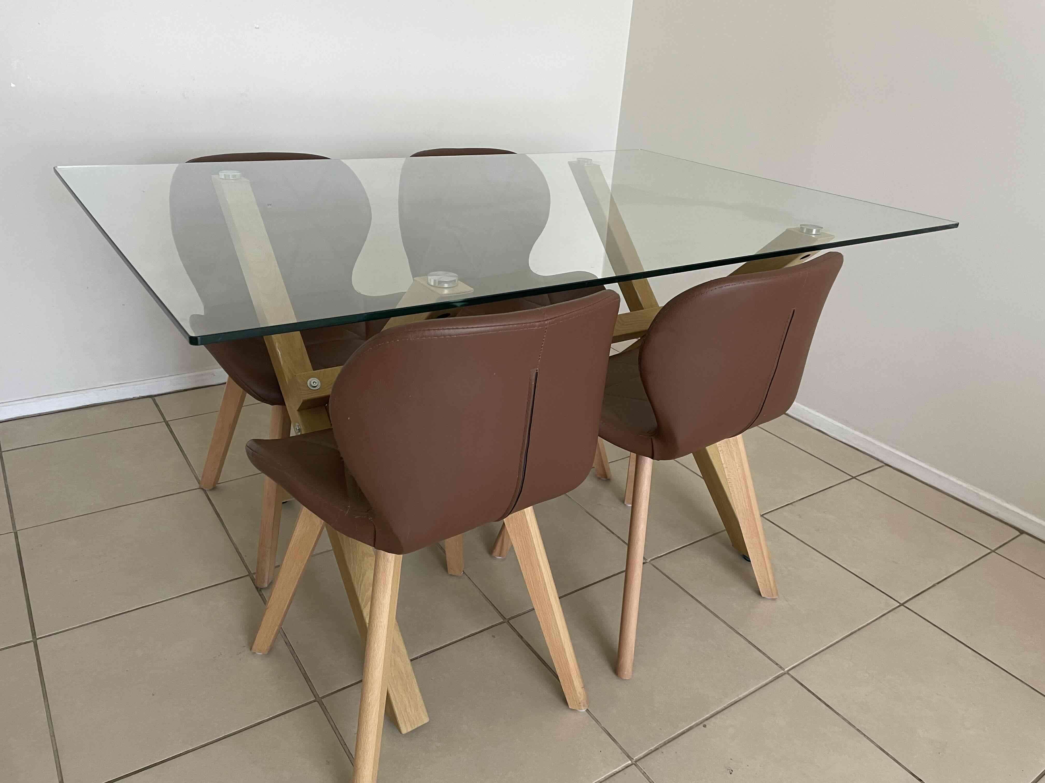 Mesa de comedor de vidrio y sillas - miniatura 4