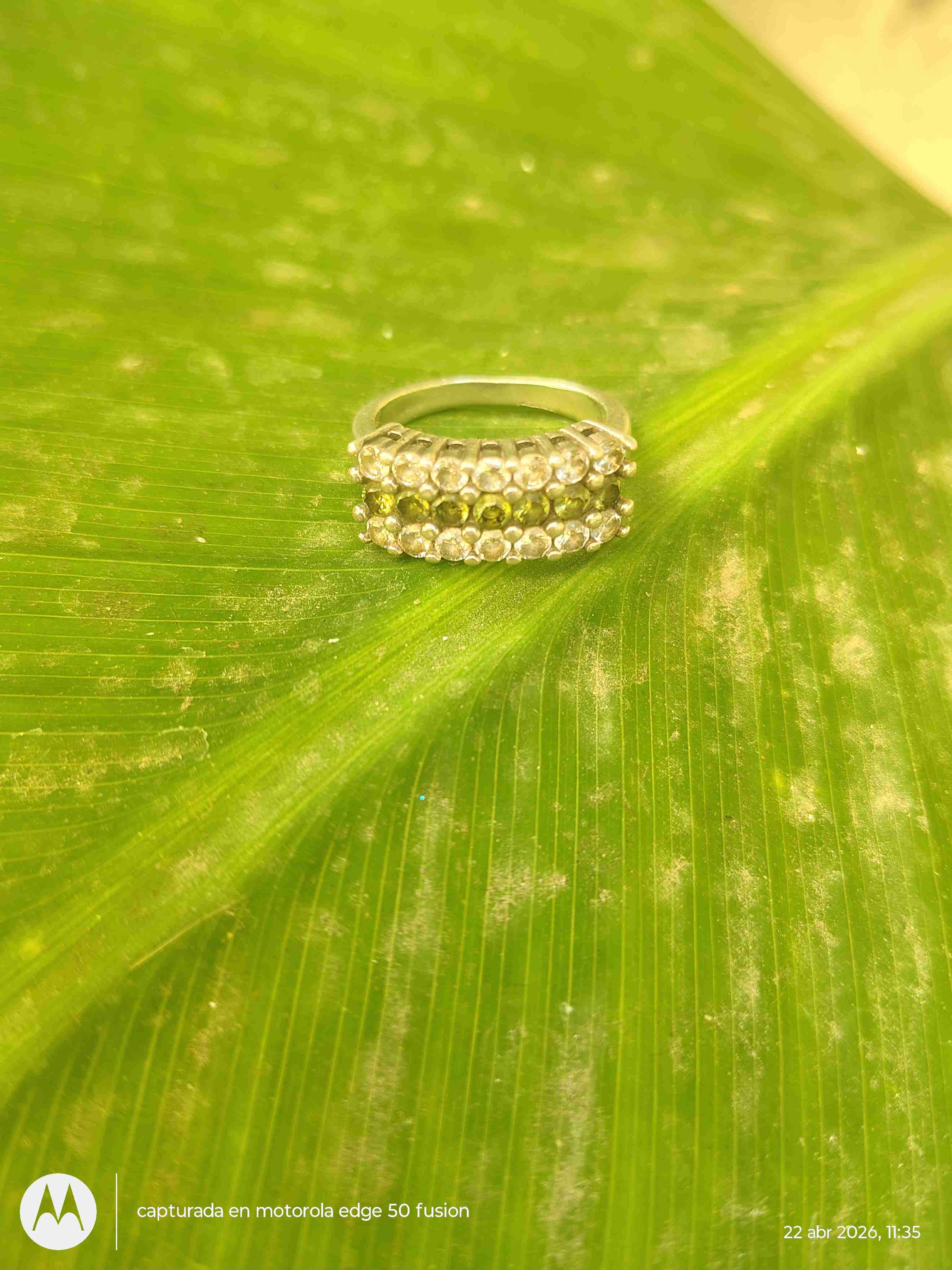 Anillo plateado con brillantes - miniatura 1