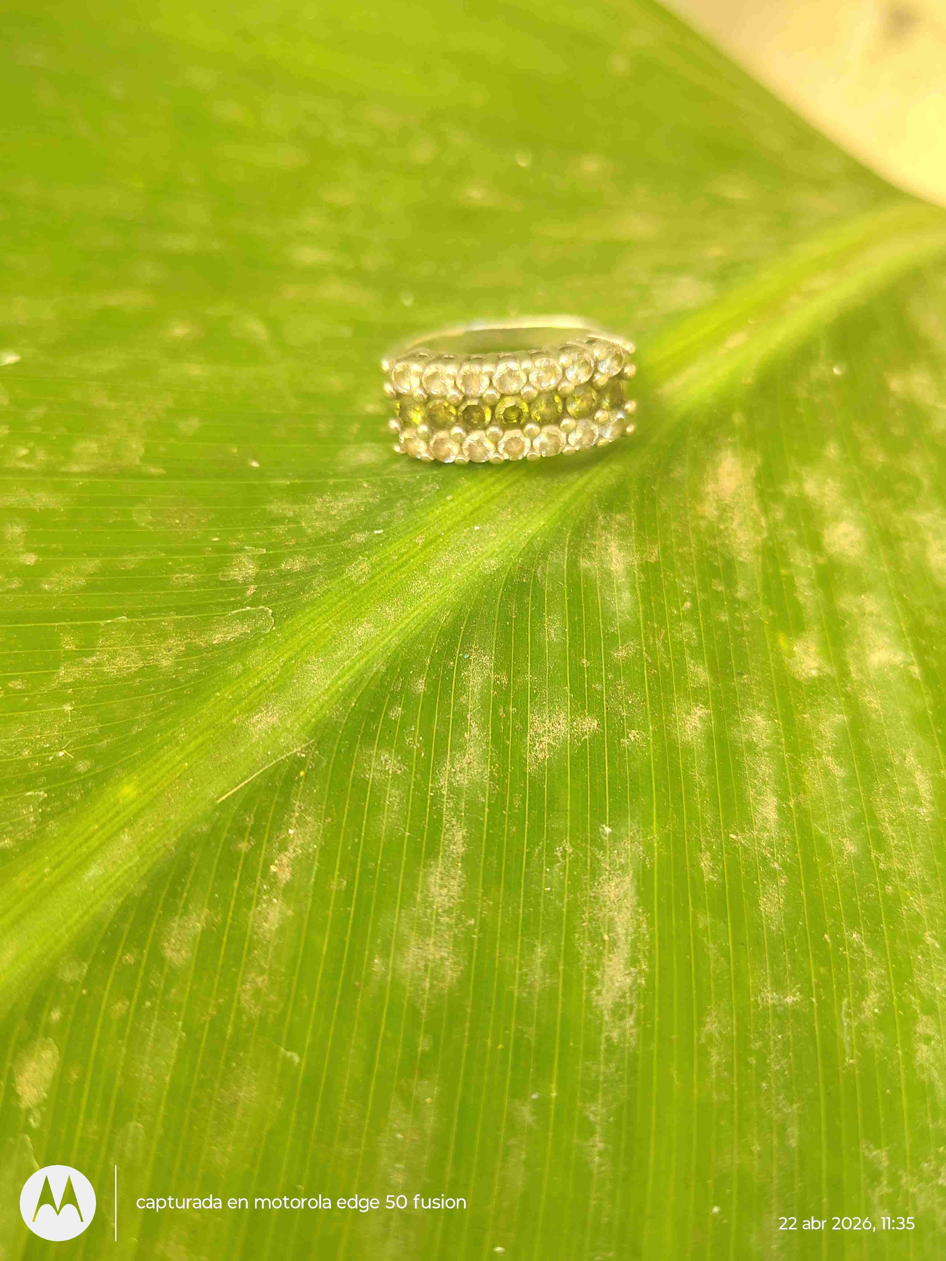 Anillo plateado con brillantes - miniatura 2