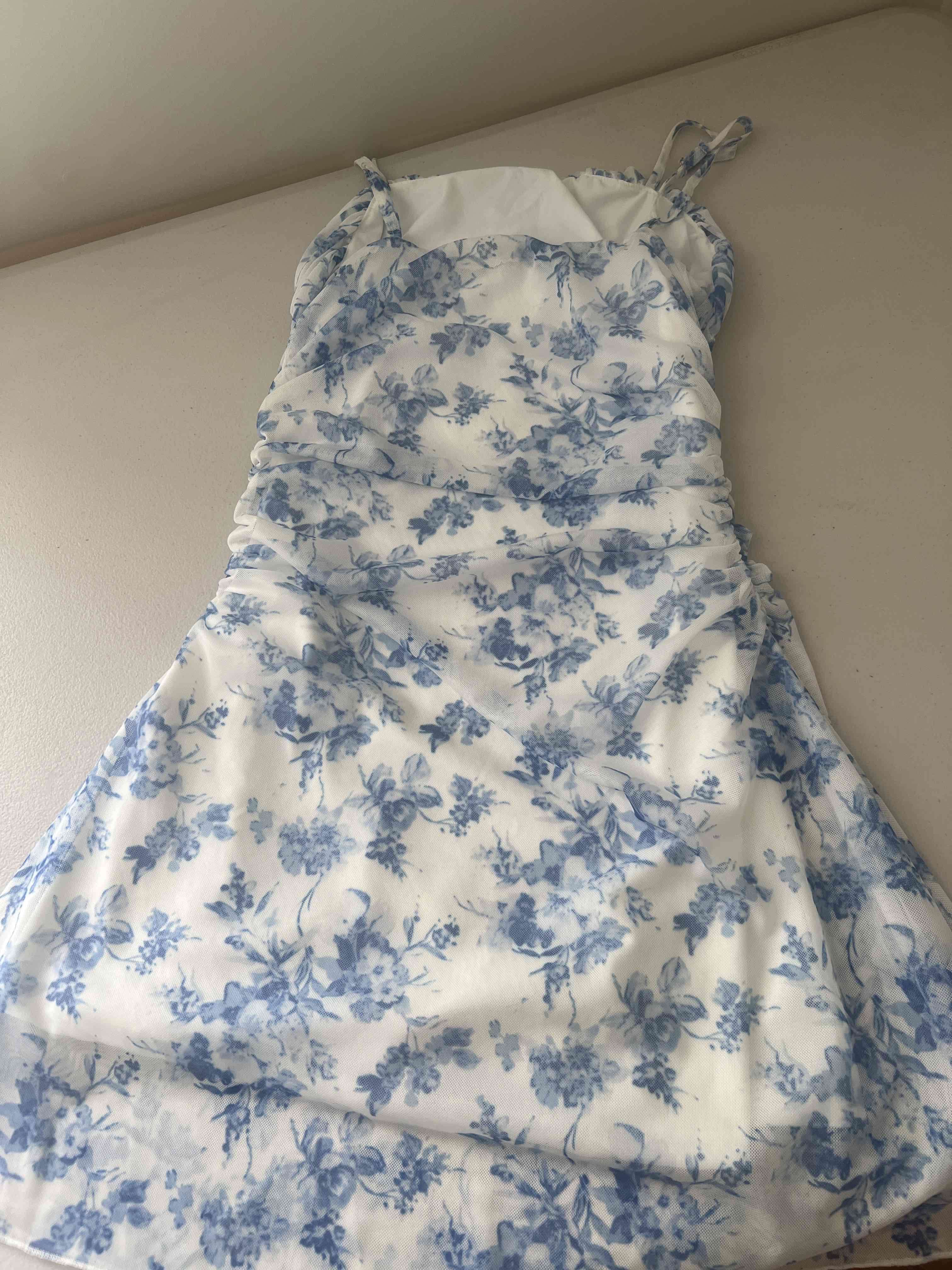 Vestido floral blanco y azul - miniatura 2