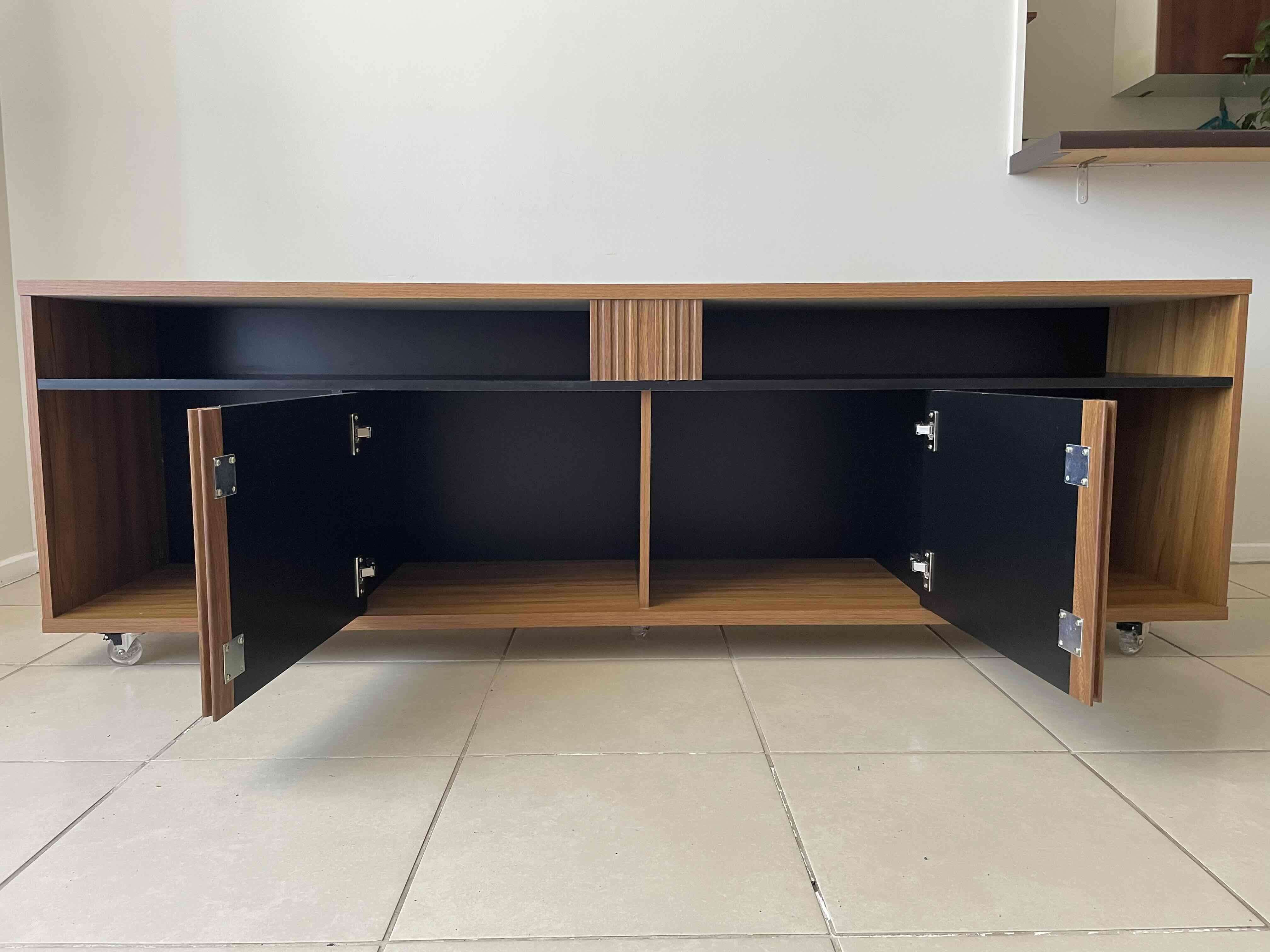 Mueble bajo de madera y negro - miniatura 2