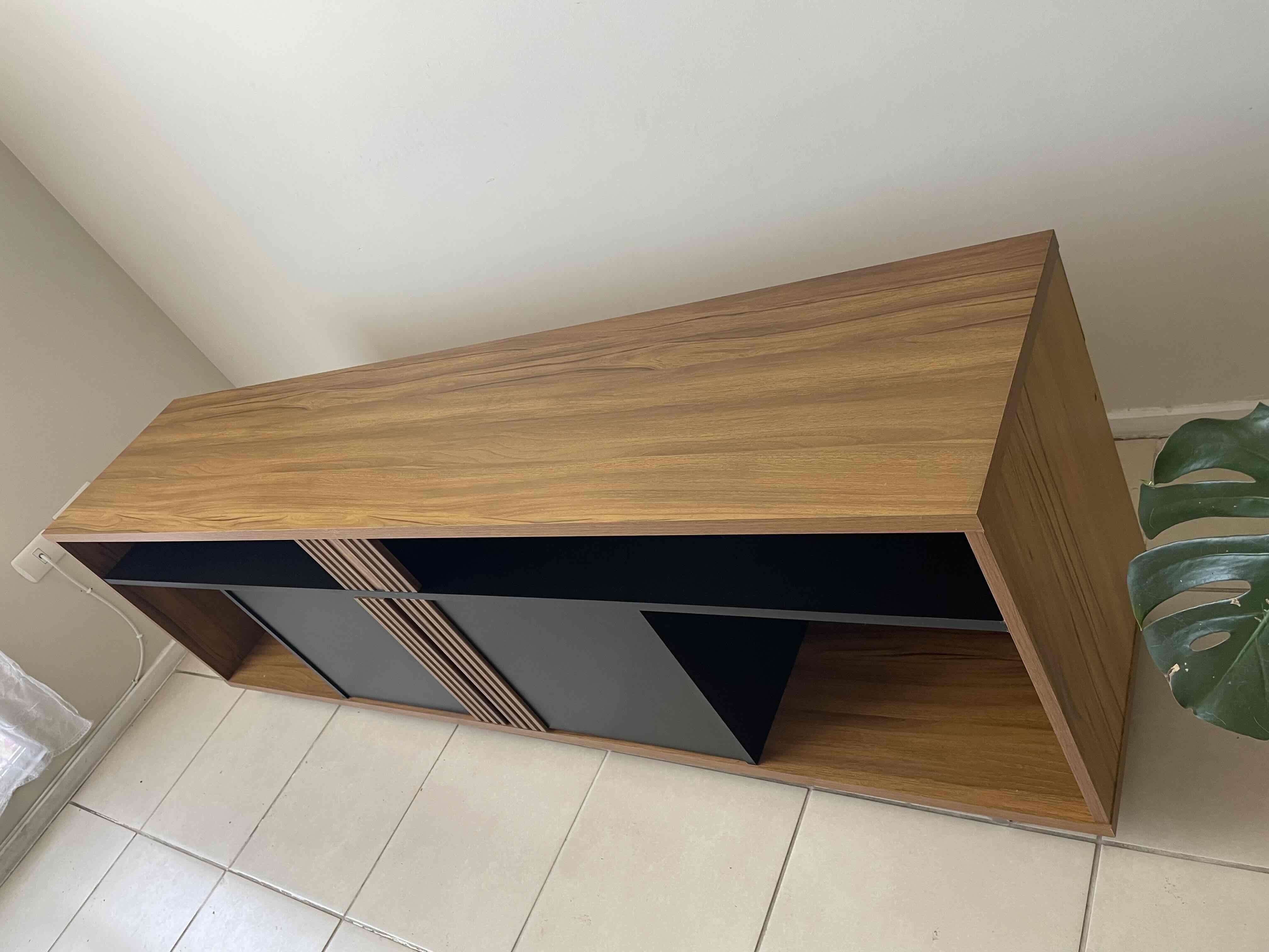 Mueble bajo de madera y negro - miniatura 3