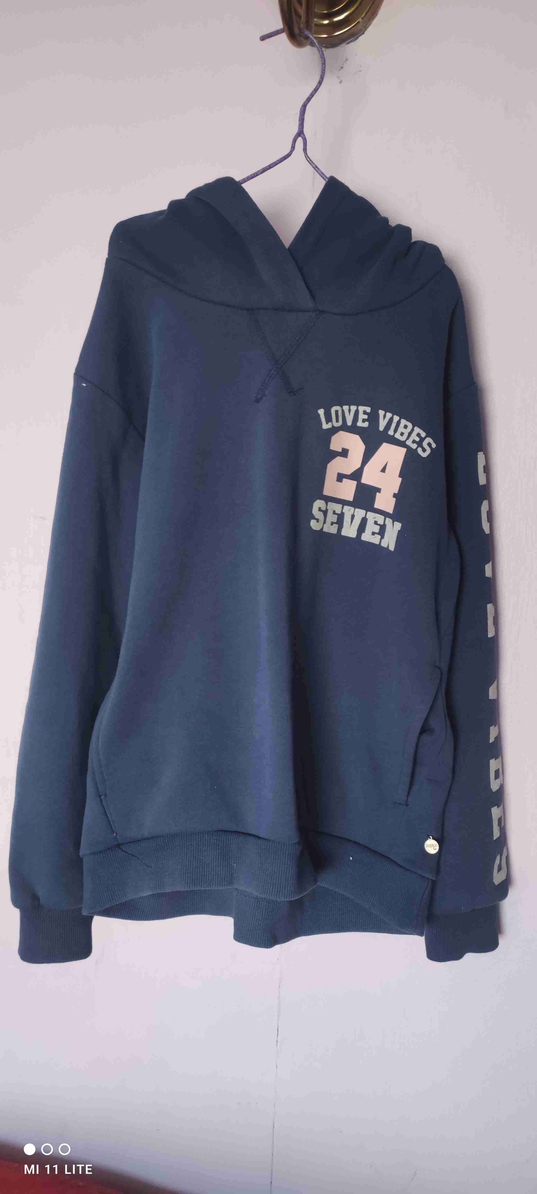 Polerón azul con capucha