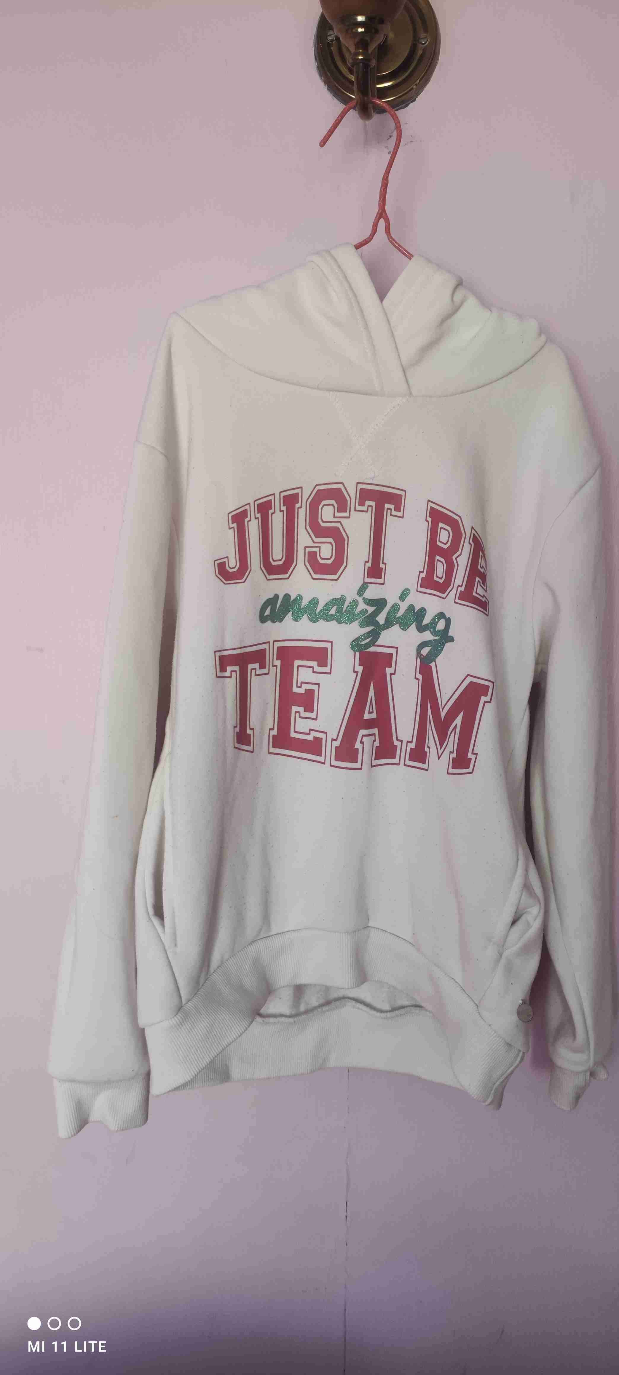 Polerón blanco con capucha