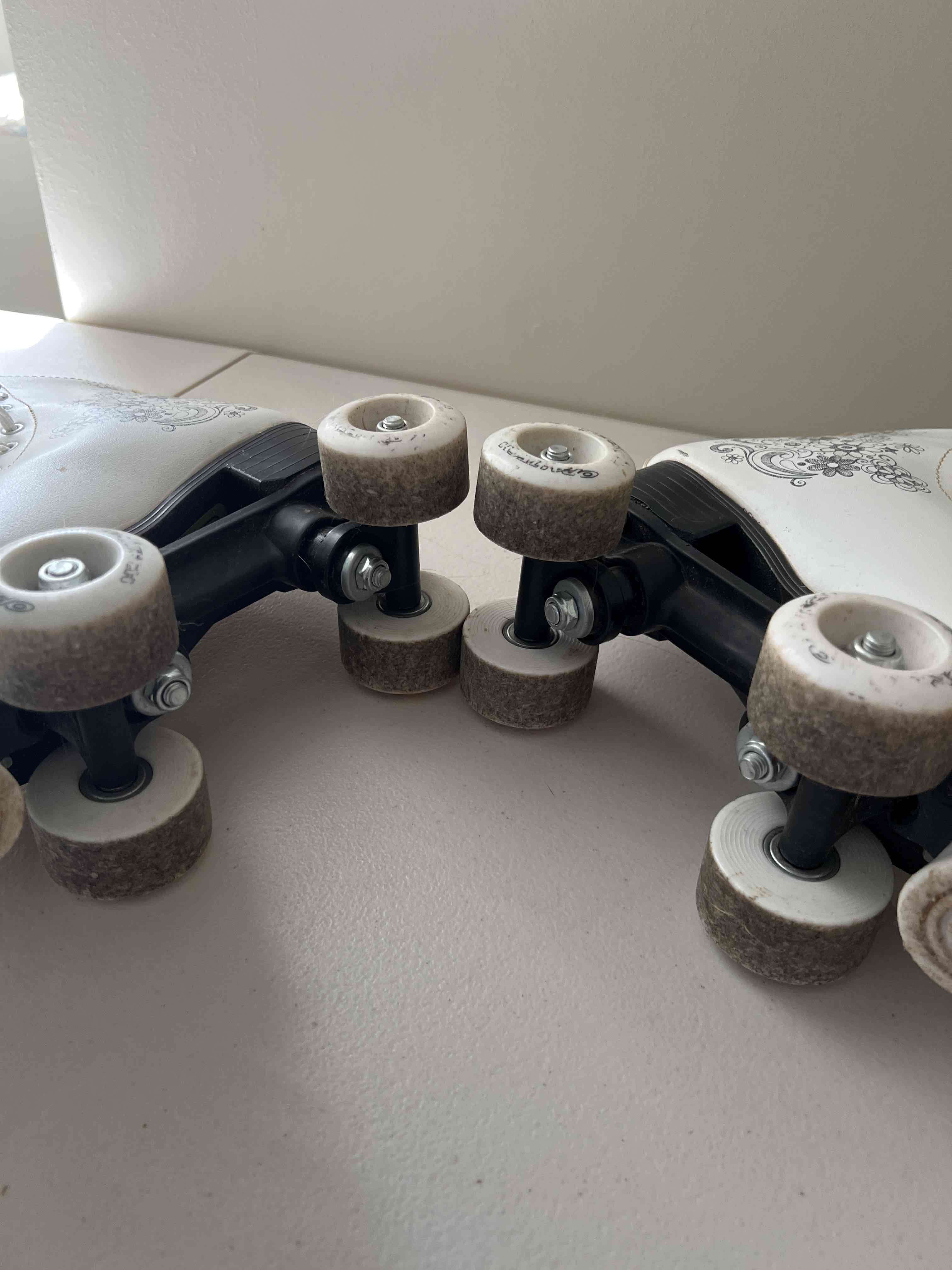 Patines de cuatro ruedas blancos - miniatura 3