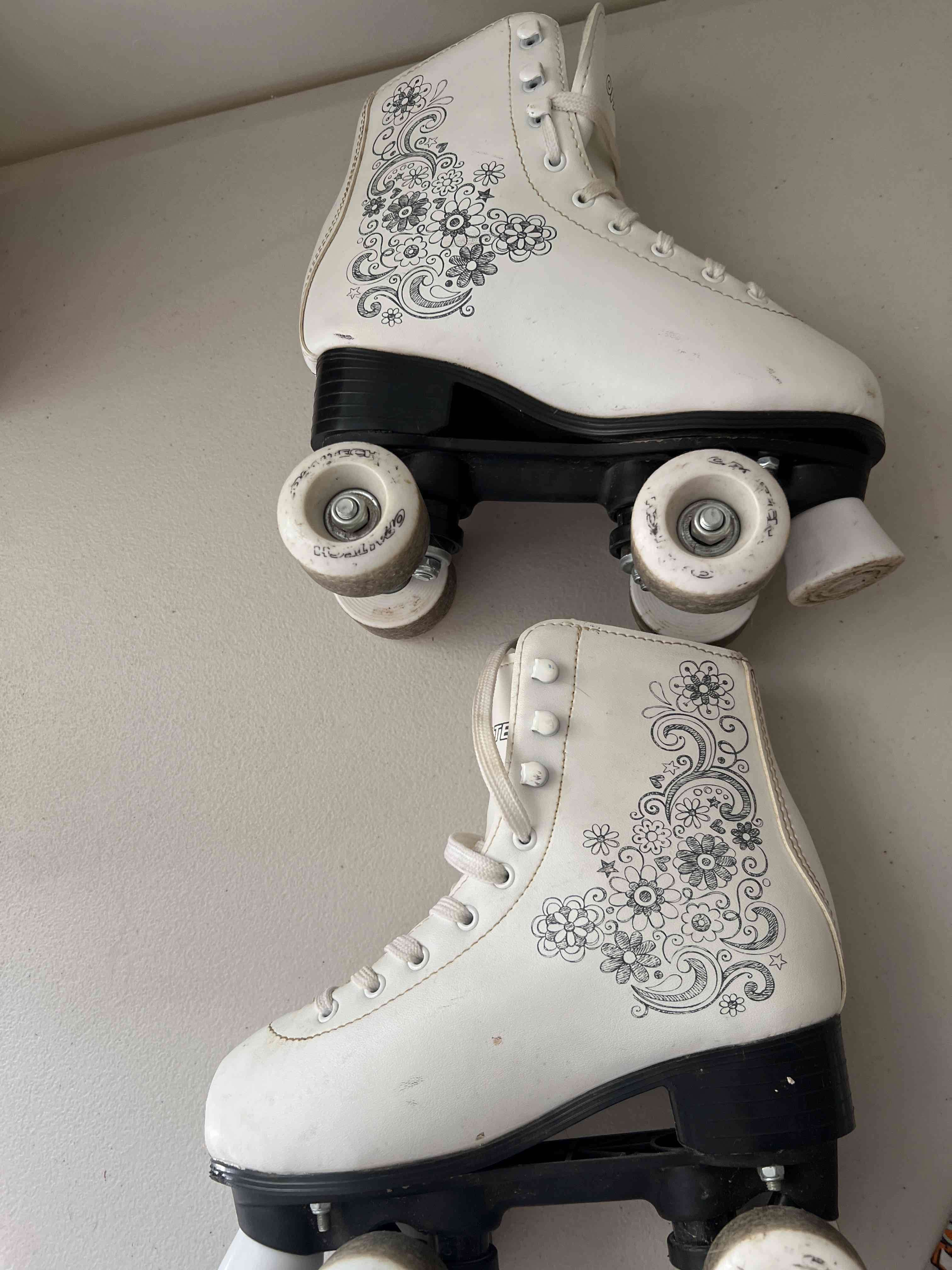 Patines de cuatro ruedas blancos - miniatura 4