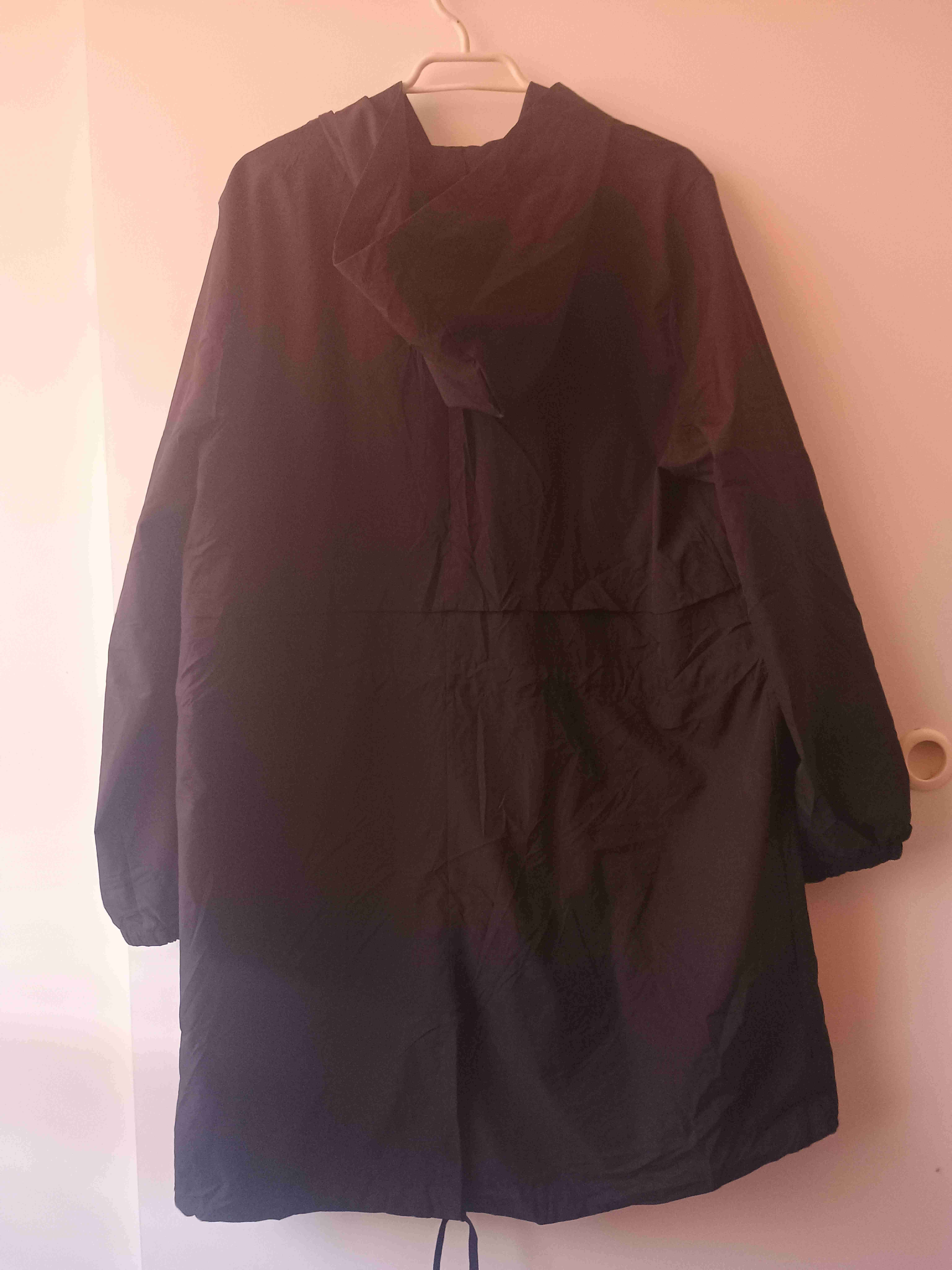 Chaqueta larga negra con capucha - miniatura 2