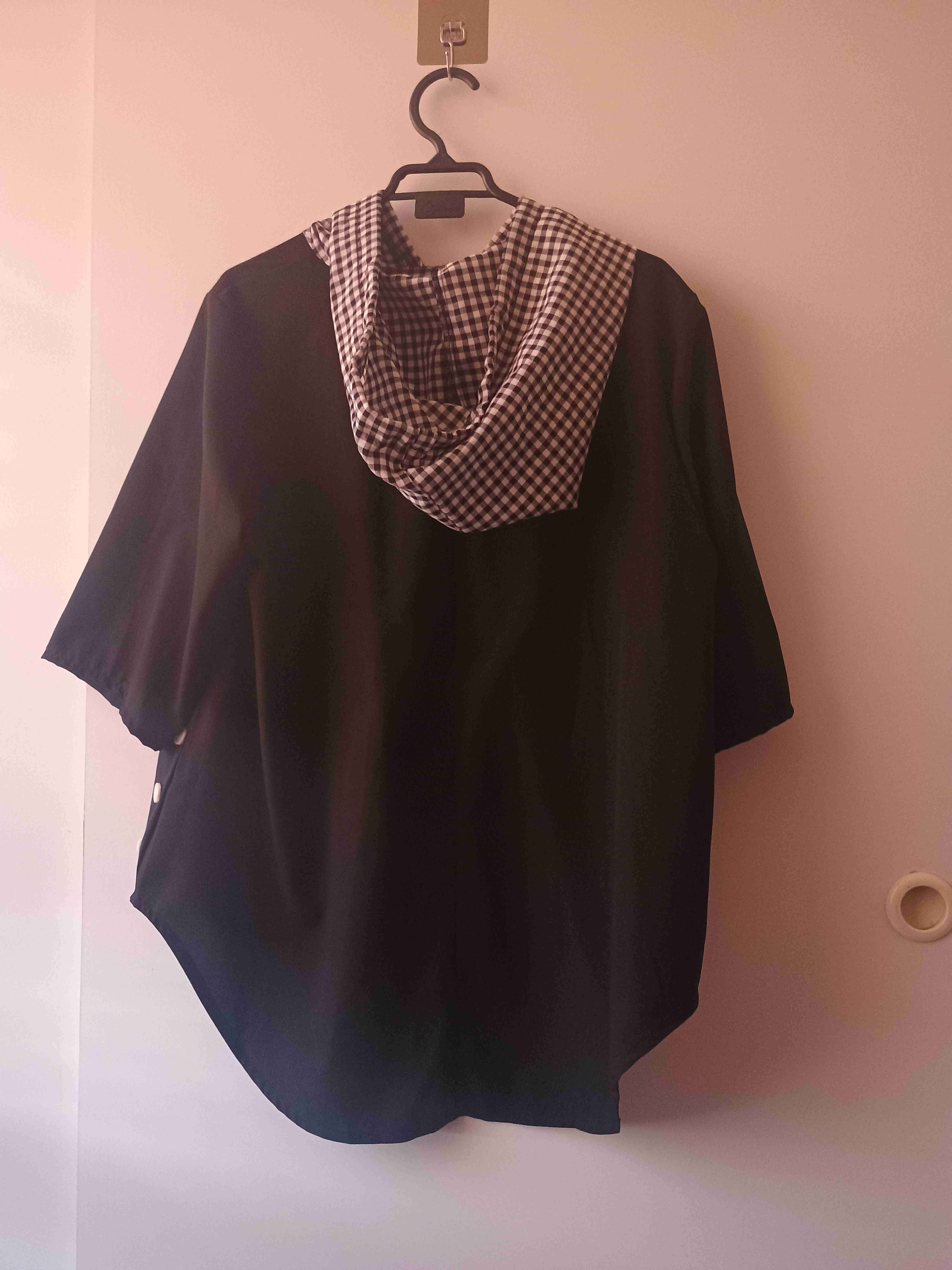 Blusa negra con estampado a cuadros - miniatura 2